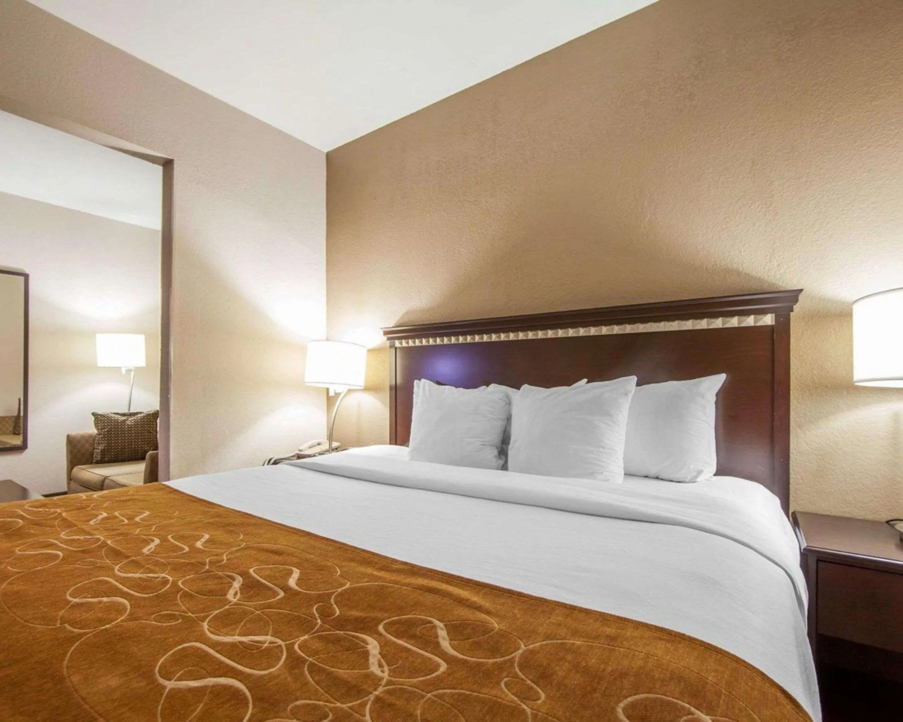 Photo of the whole room, Bed in Comfort Suites London South