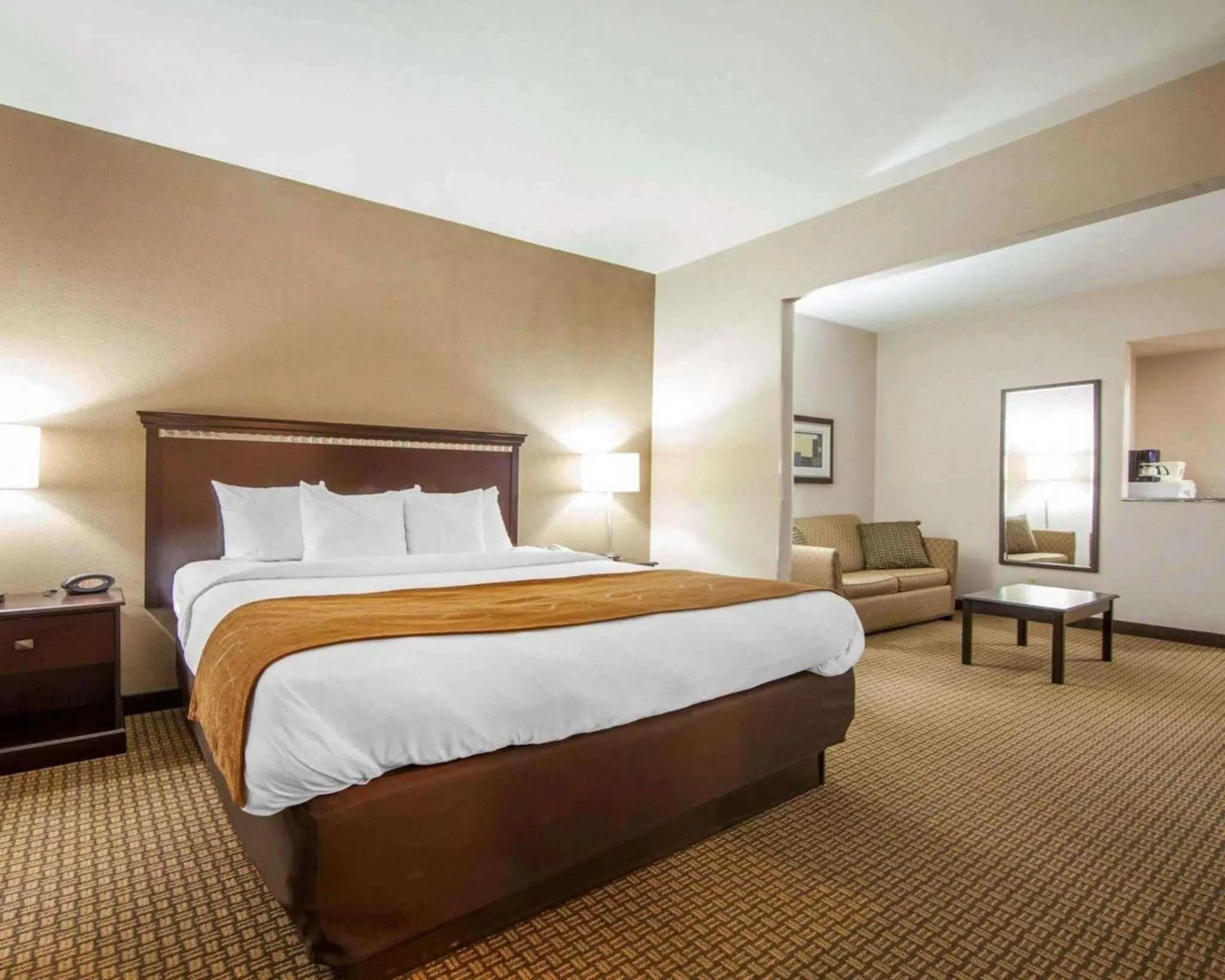 Photo of the whole room, Bed in Comfort Suites London South