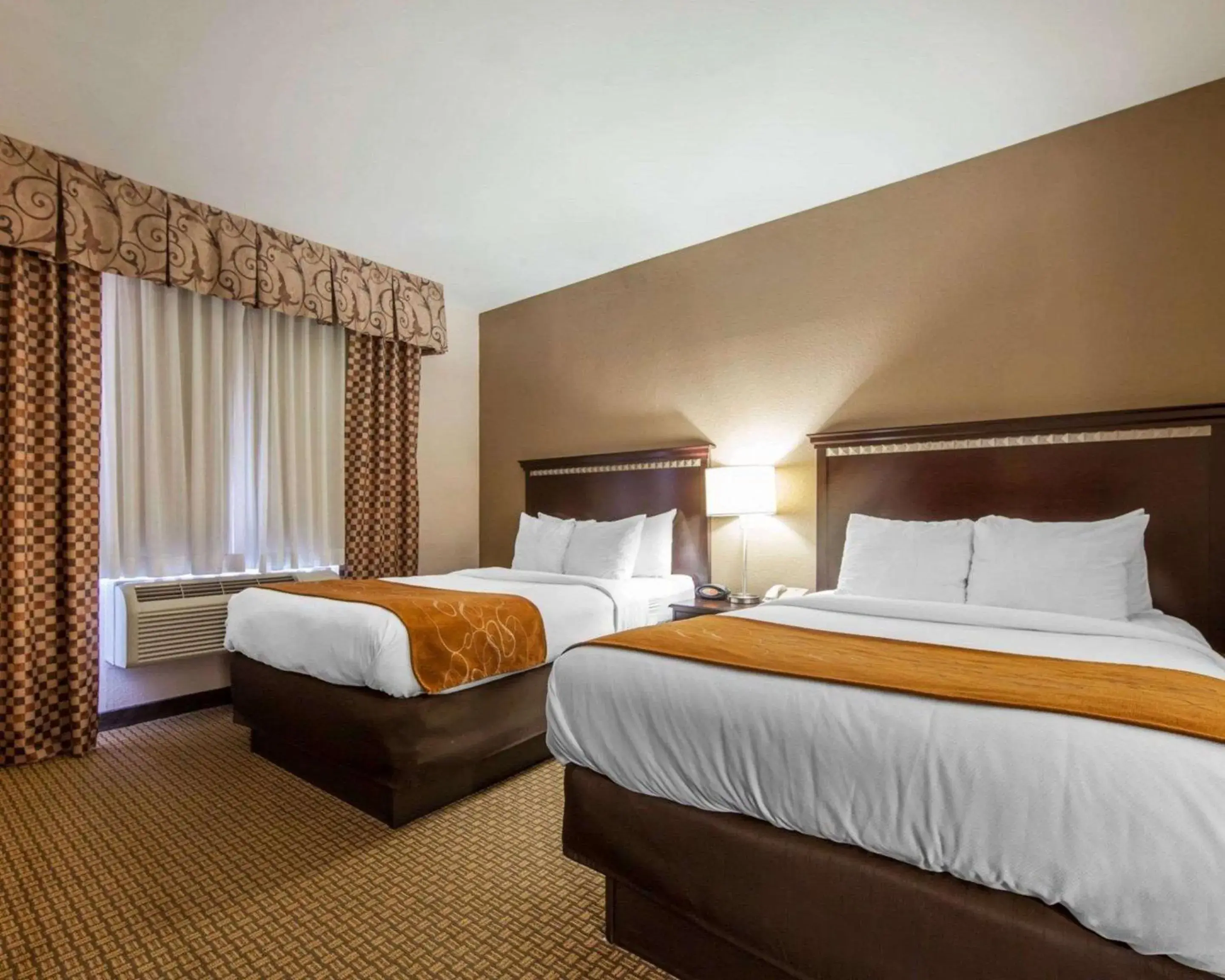 Photo of the whole room, Bed in Comfort Suites London South Photo of the whole room, Bed in Comfort Suites London South