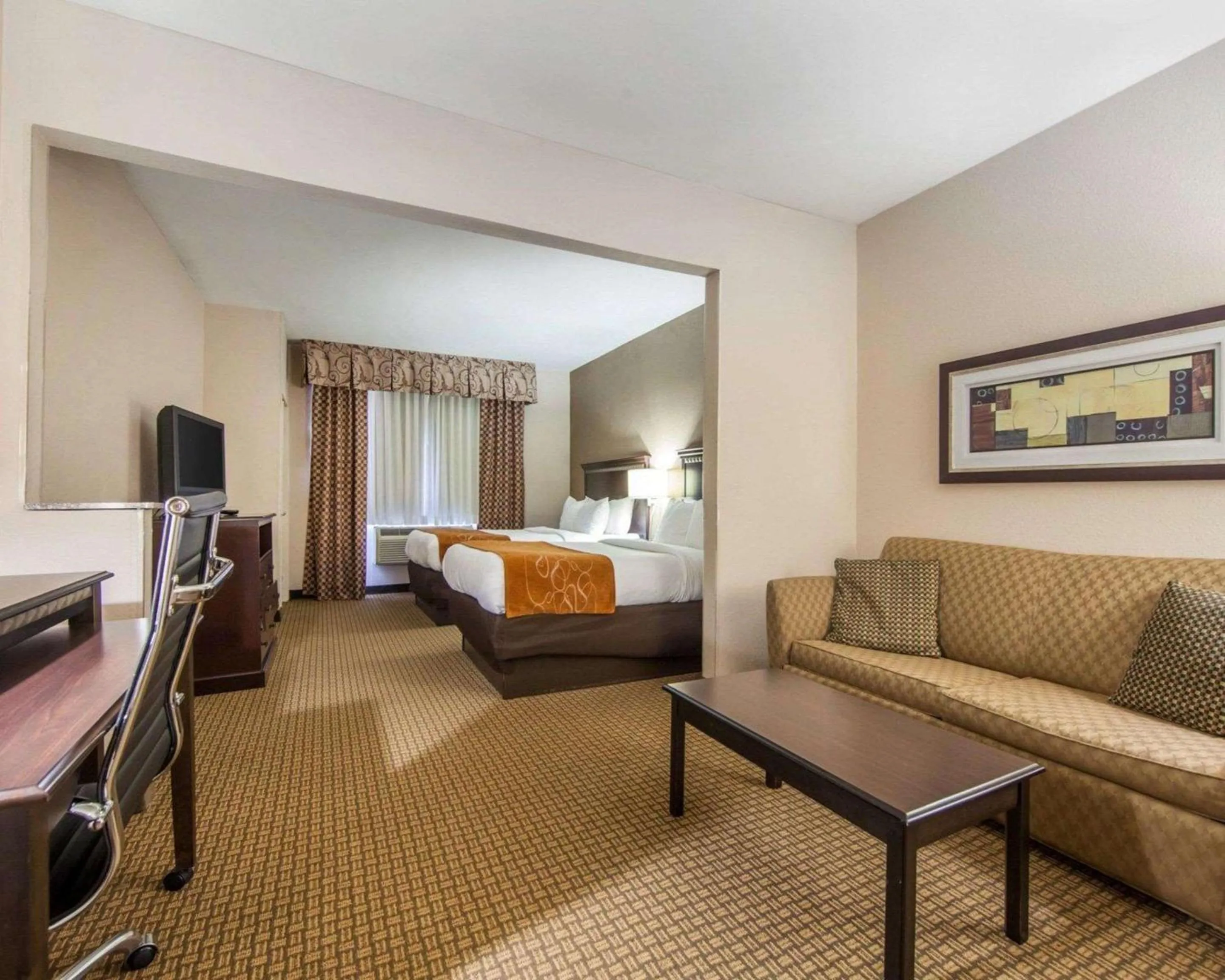 Photo of the whole room, Bed in Comfort Suites London South