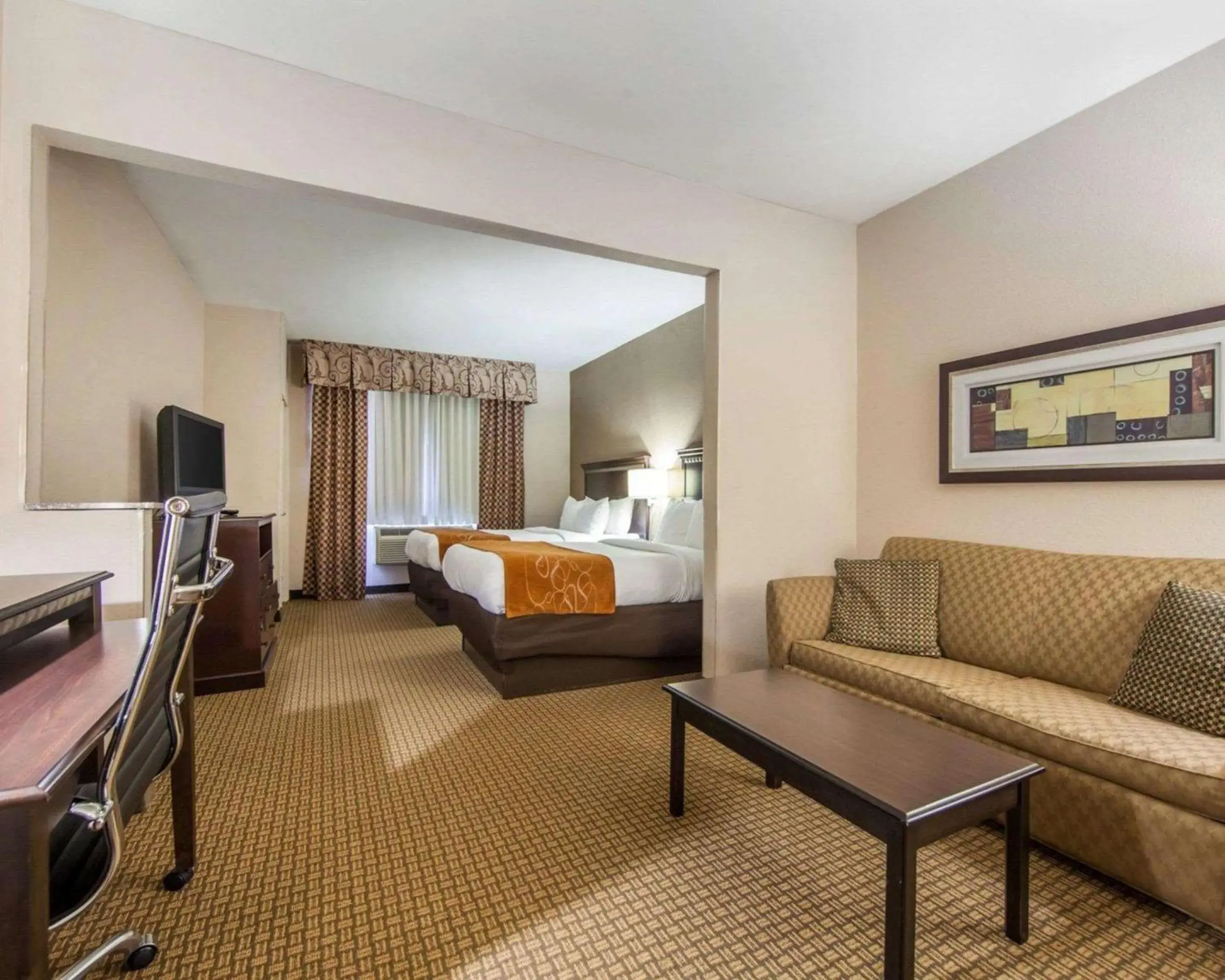 Photo of the whole room, Bed in Comfort Suites London South Photo of the whole room, Bed in Comfort Suites London South