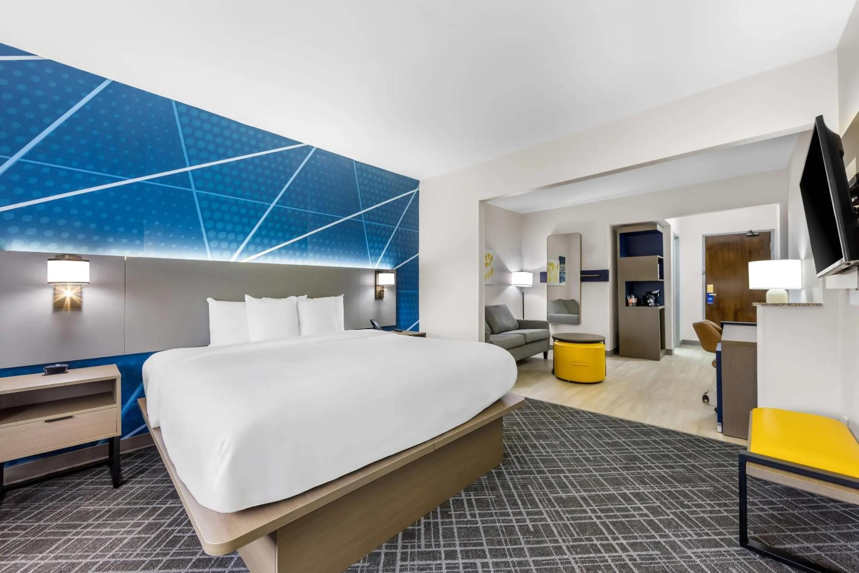 Bedroom, Bed in Comfort Suites London South