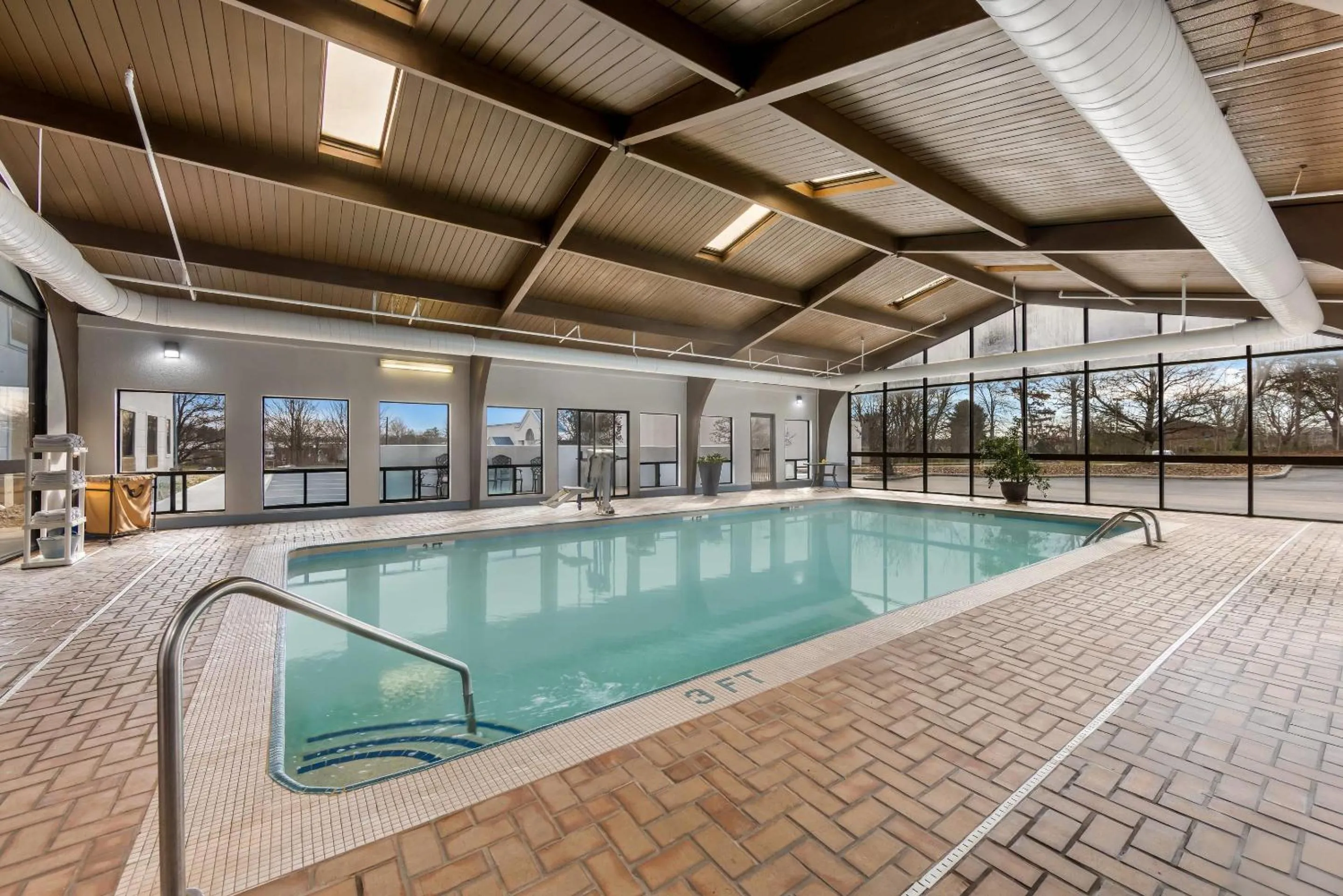 Swimming pool in Comfort Suites London South