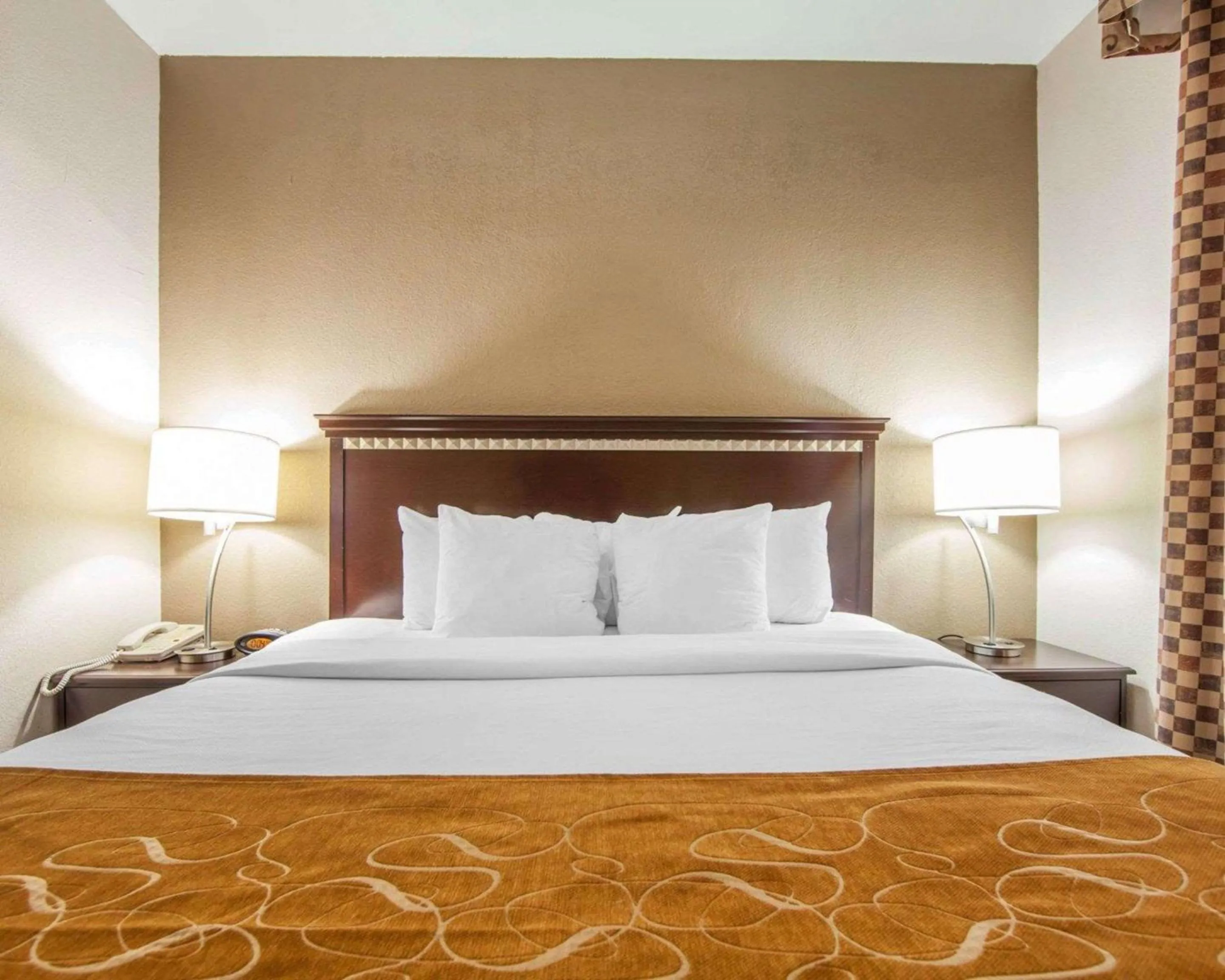 Photo of the whole room, Bed in Comfort Suites London South