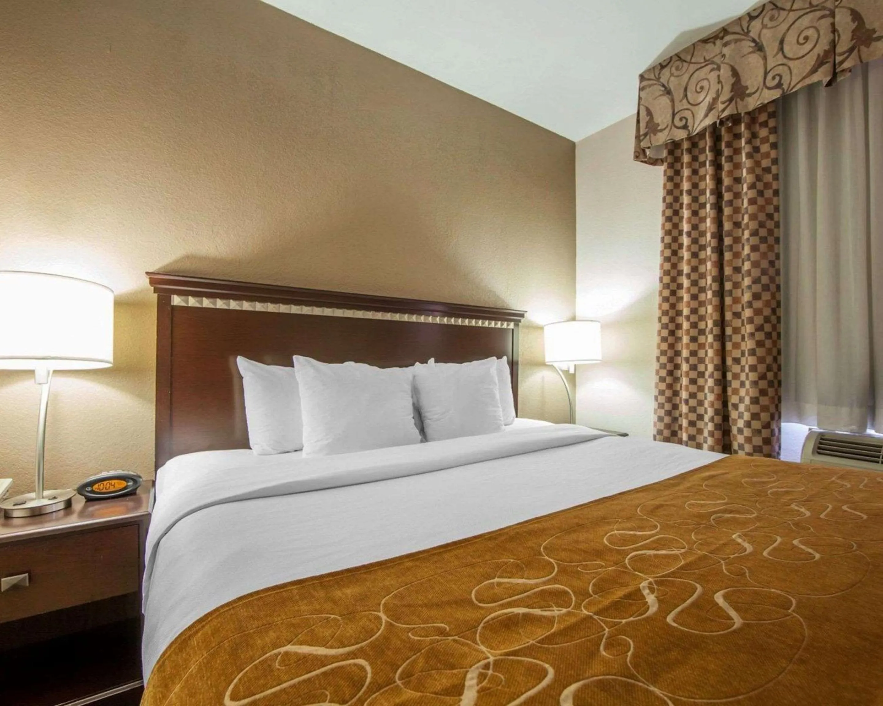 Photo of the whole room, Bed in Comfort Suites London South