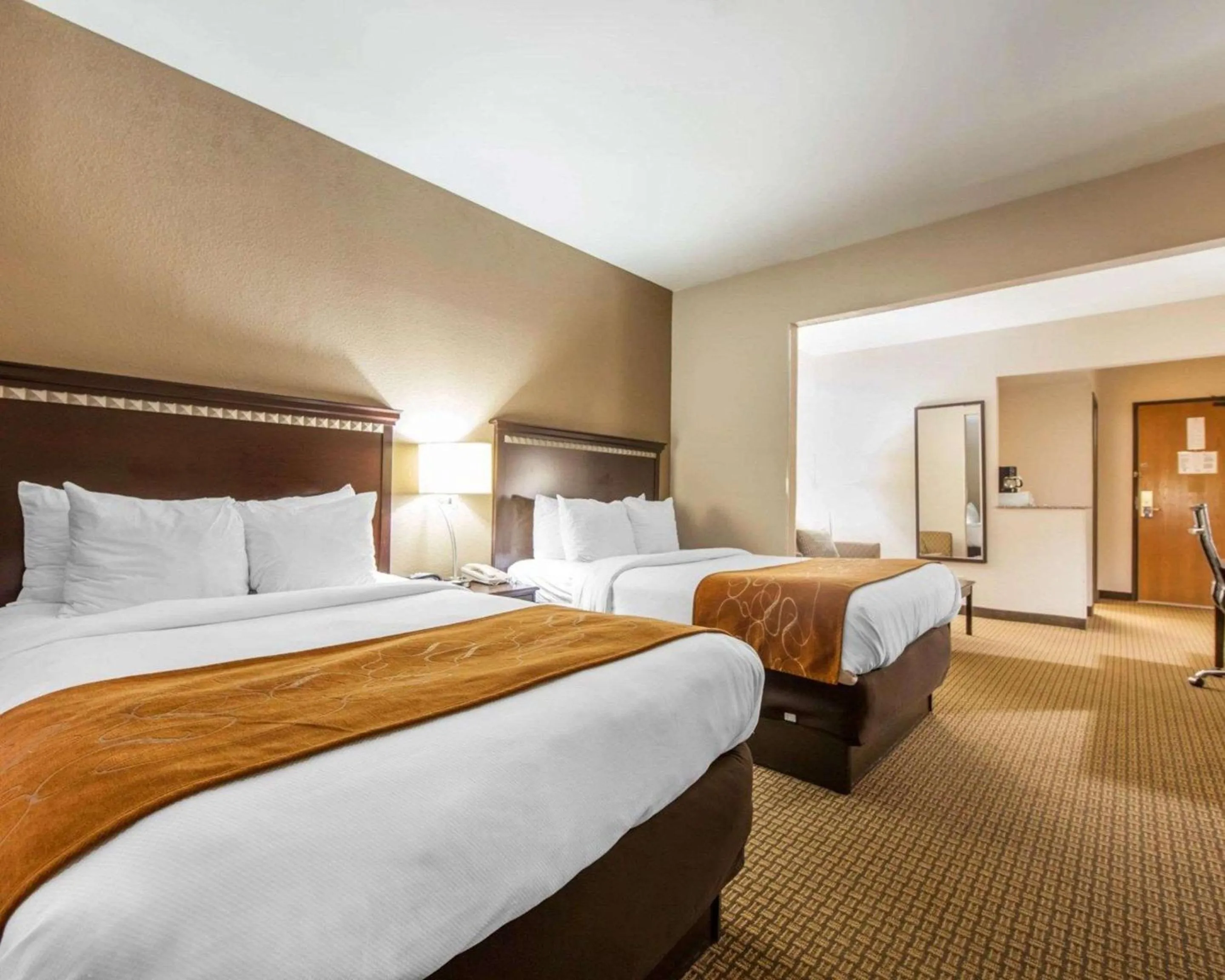 Photo of the whole room, Bed in Comfort Suites London South