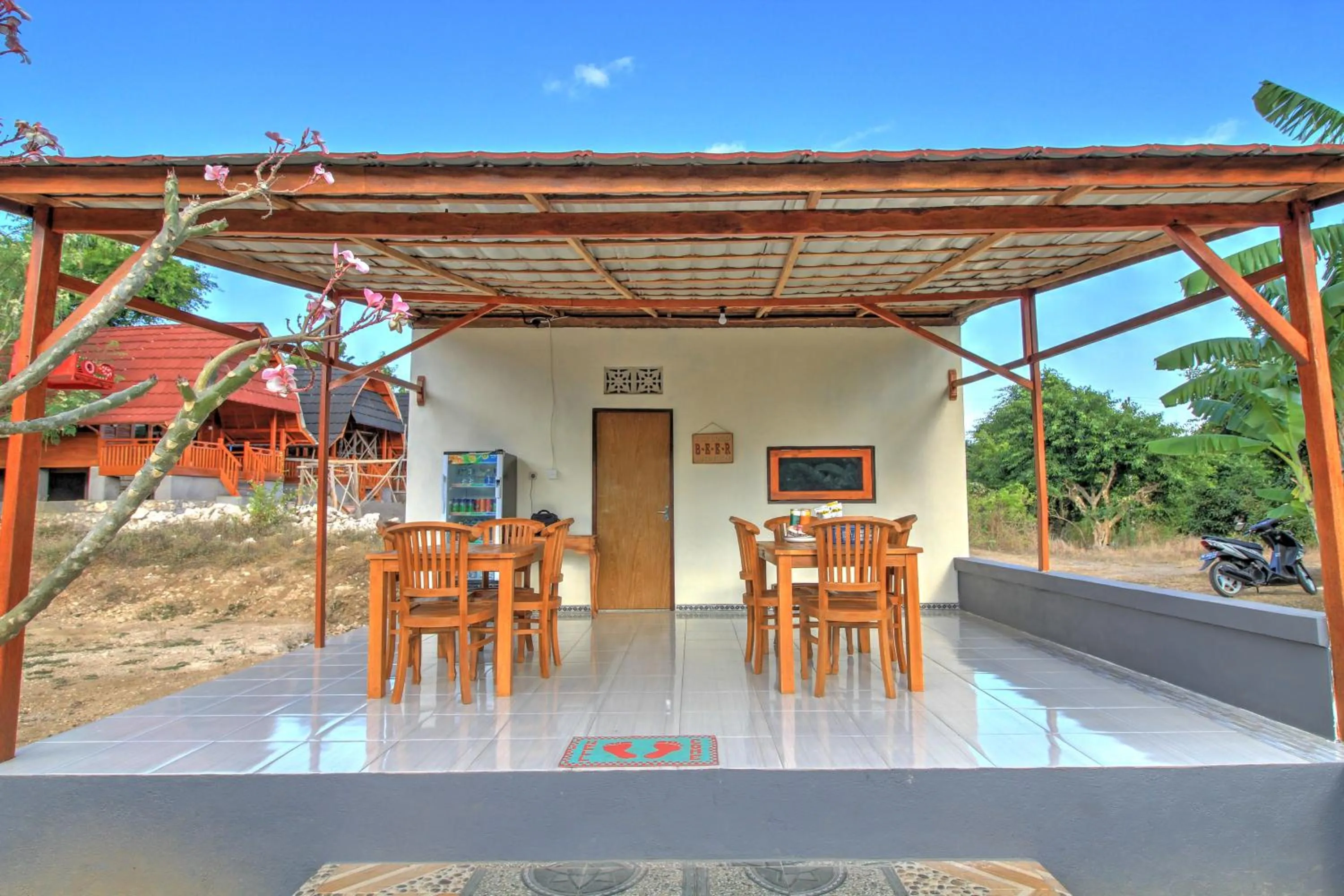 Restaurant/places to eat in Nata Cottages