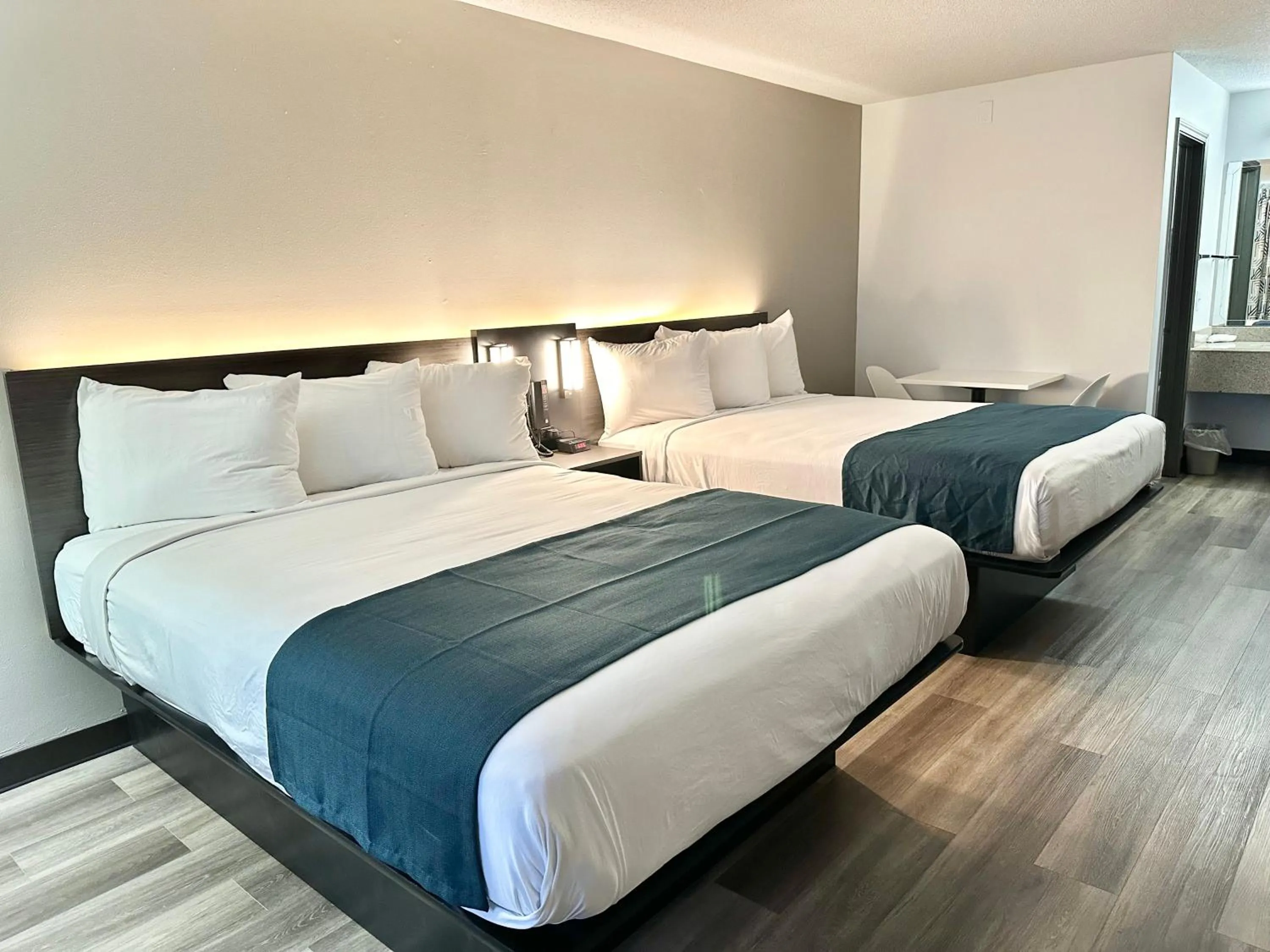 Bedroom, Bed in Studio 6 Suites Louisville KY Airport/Expo Center