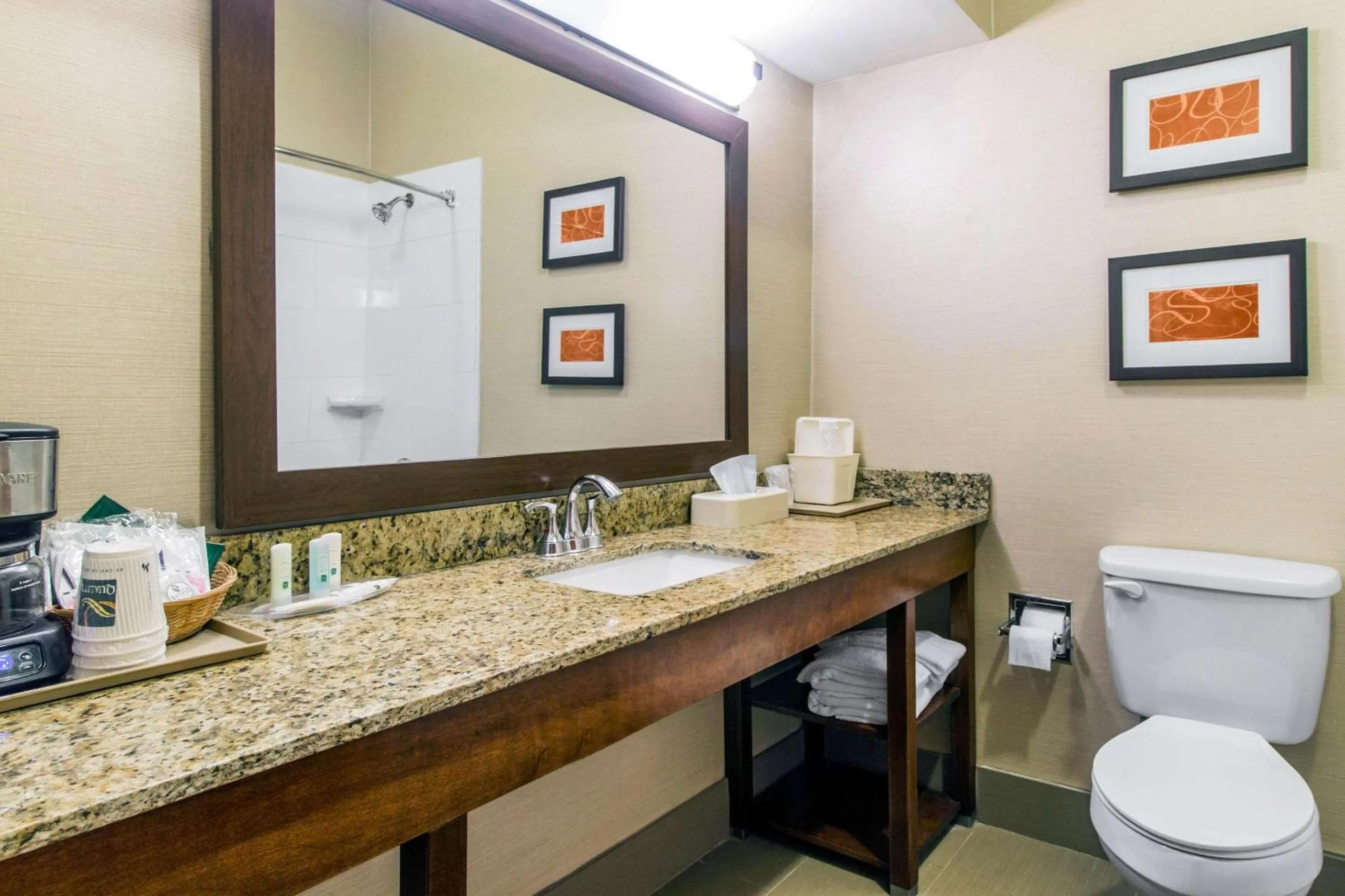 Bathroom in Quality Suites Corbin North