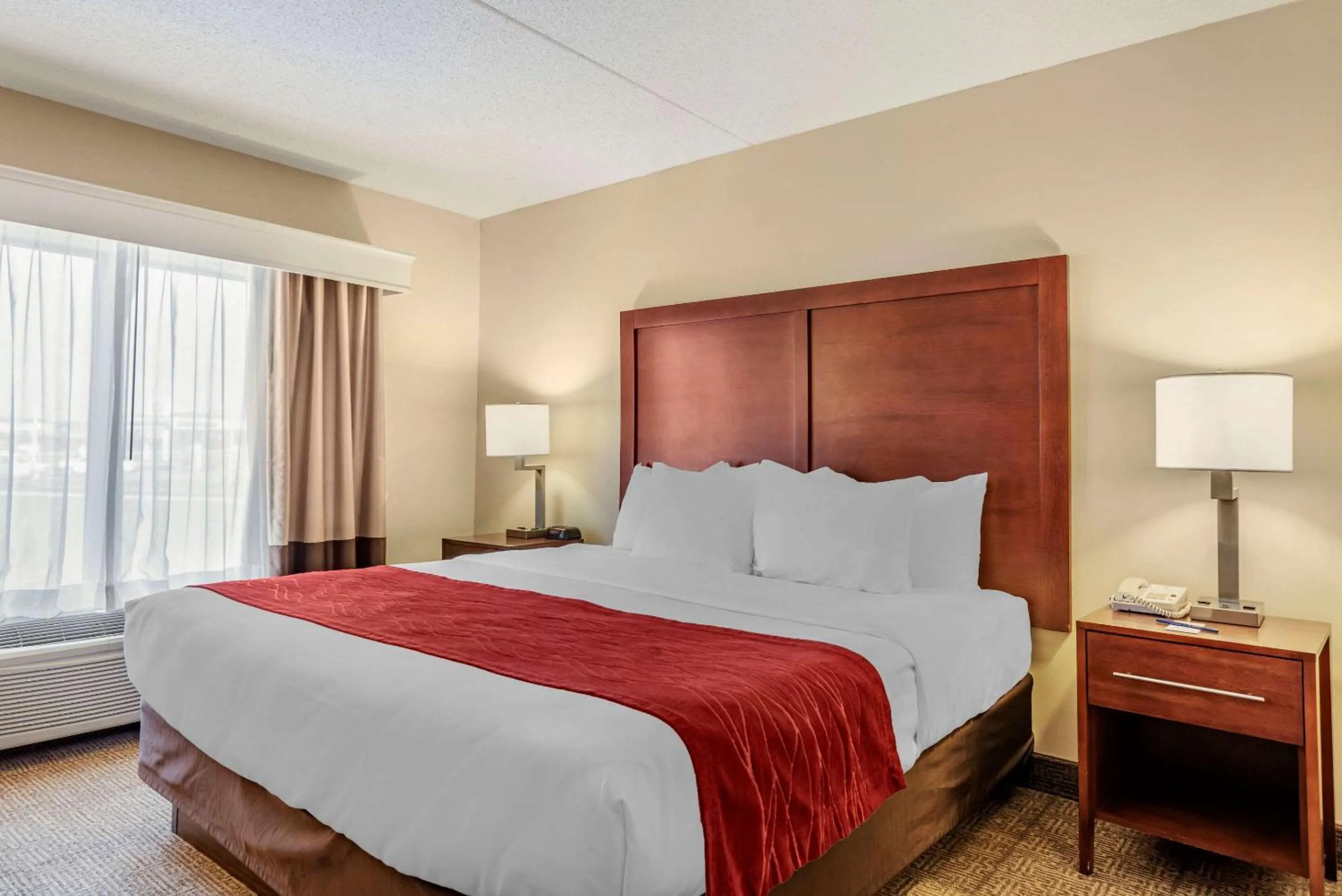 Photo of the whole room, Bed in Comfort Inn & Suites