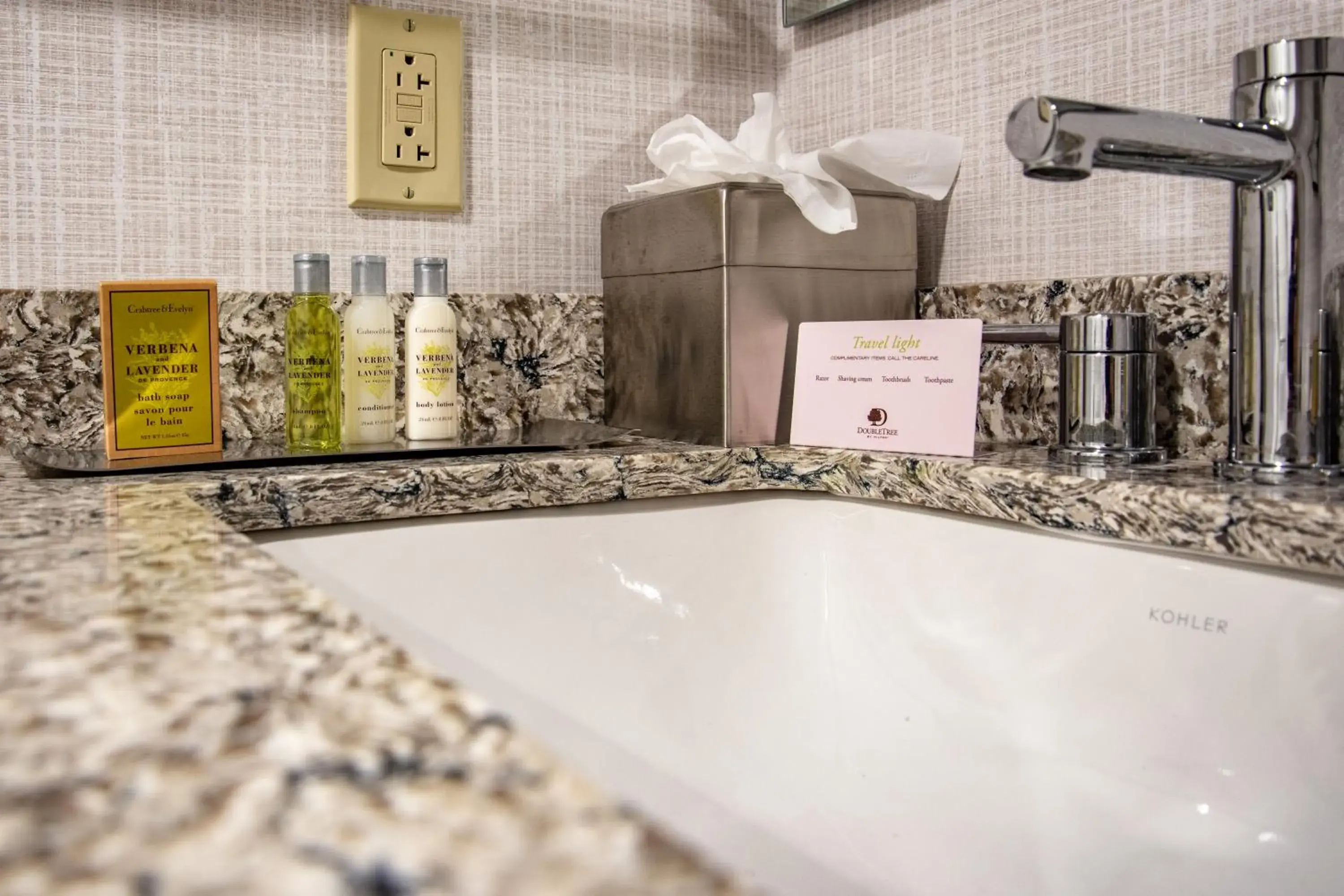 Double Room with Two Double Beds and Bath Tub - Mobility and Hearing Access/Non-Smoking in DoubleTree by Hilton Dallas-Farmers Branch Double Room with Two Double Beds and Bath Tub - Mobility and Hearing Access/Non-Smoking in DoubleTree by Hilton Dallas-Farmers Branch