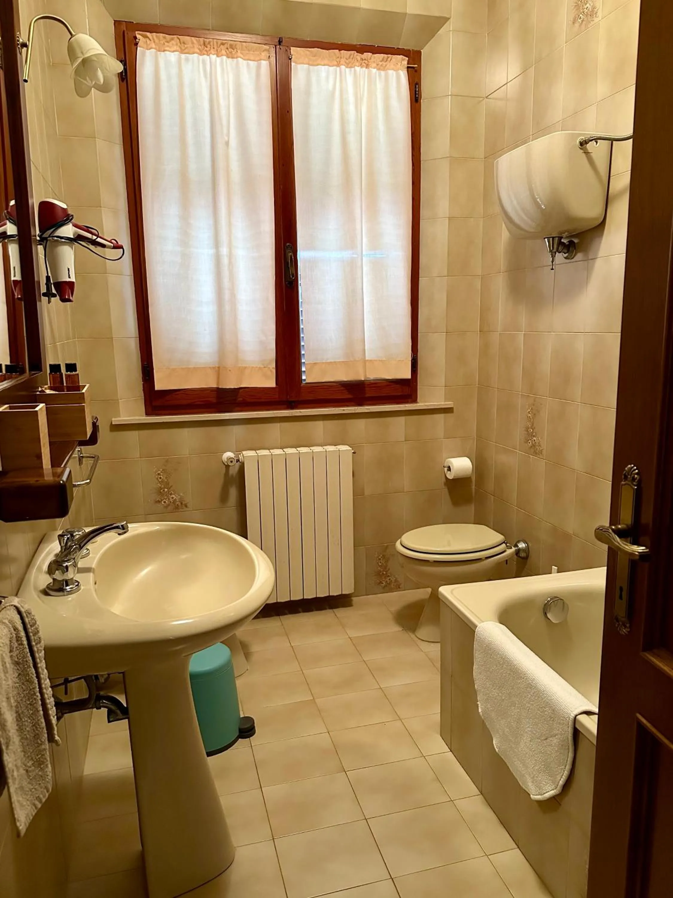 Bathroom in The Grapevine by MANVI