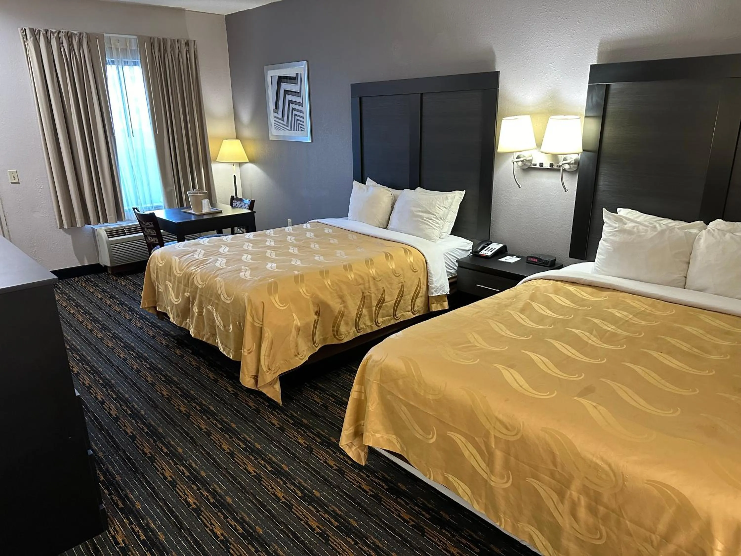 Photo of the whole room, Bed in Quality Inn
