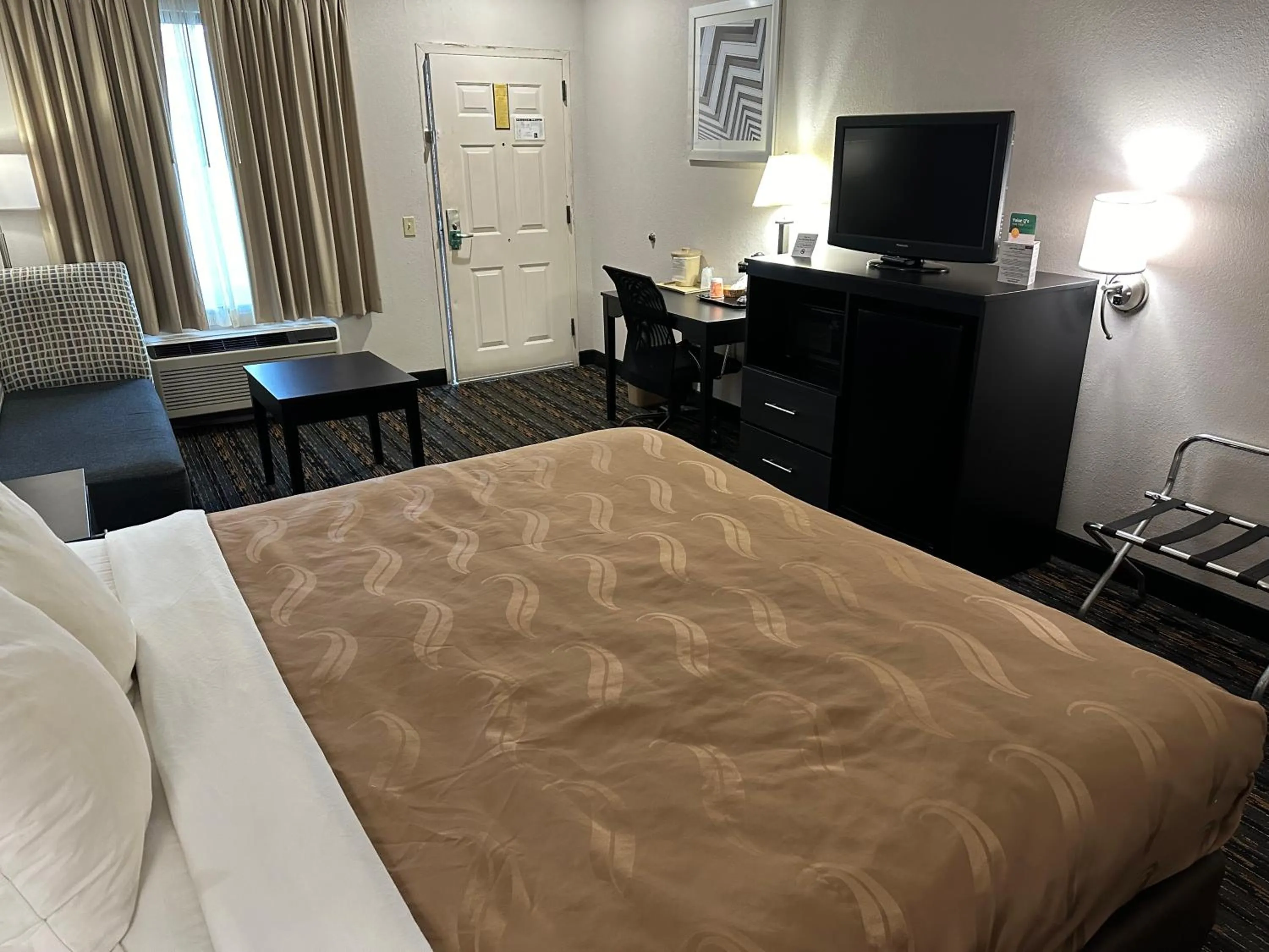 Photo of the whole room, Bed in Quality Inn