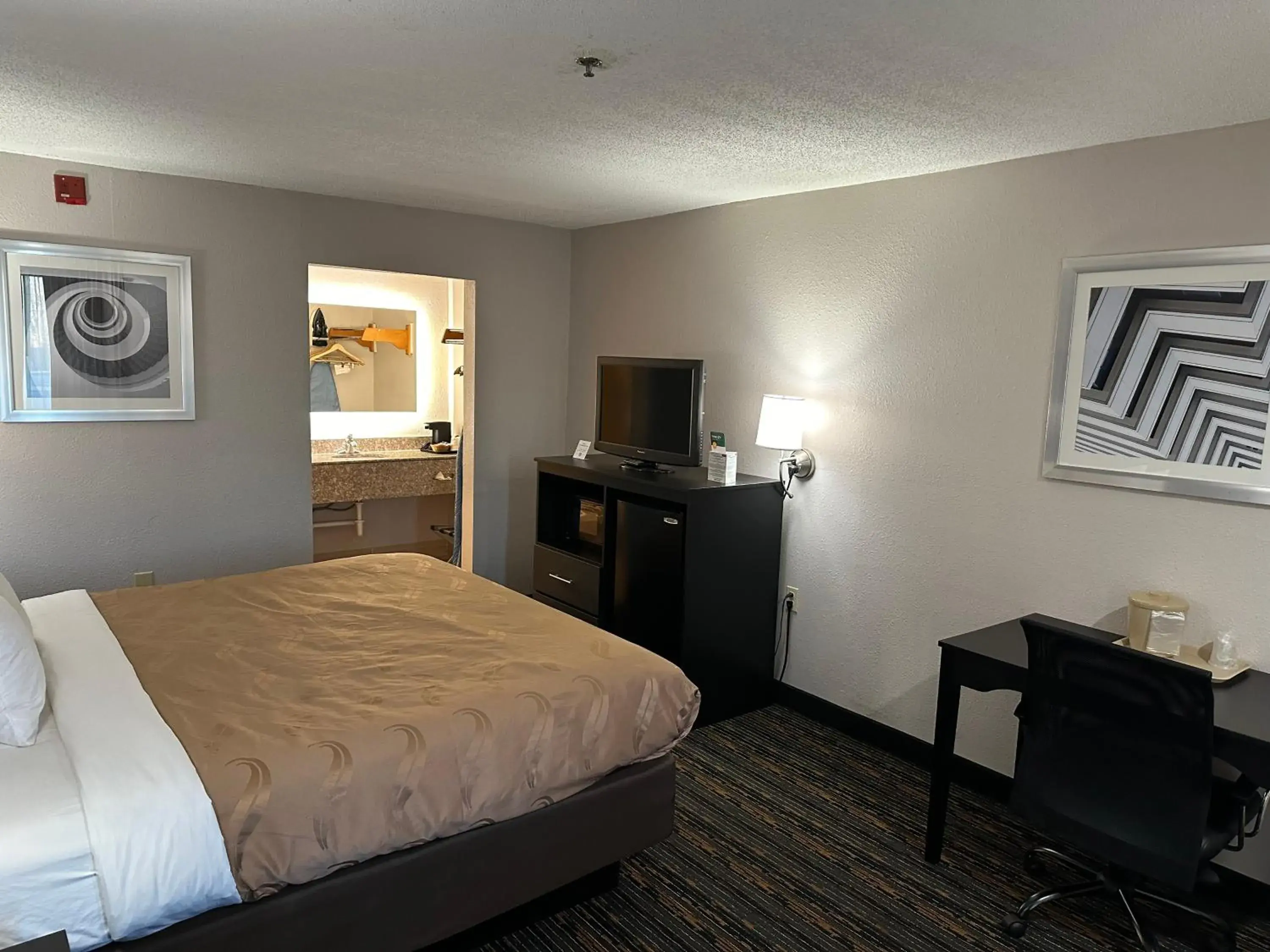 King Room - Smoking in Quality Inn King Room - Smoking in Quality Inn