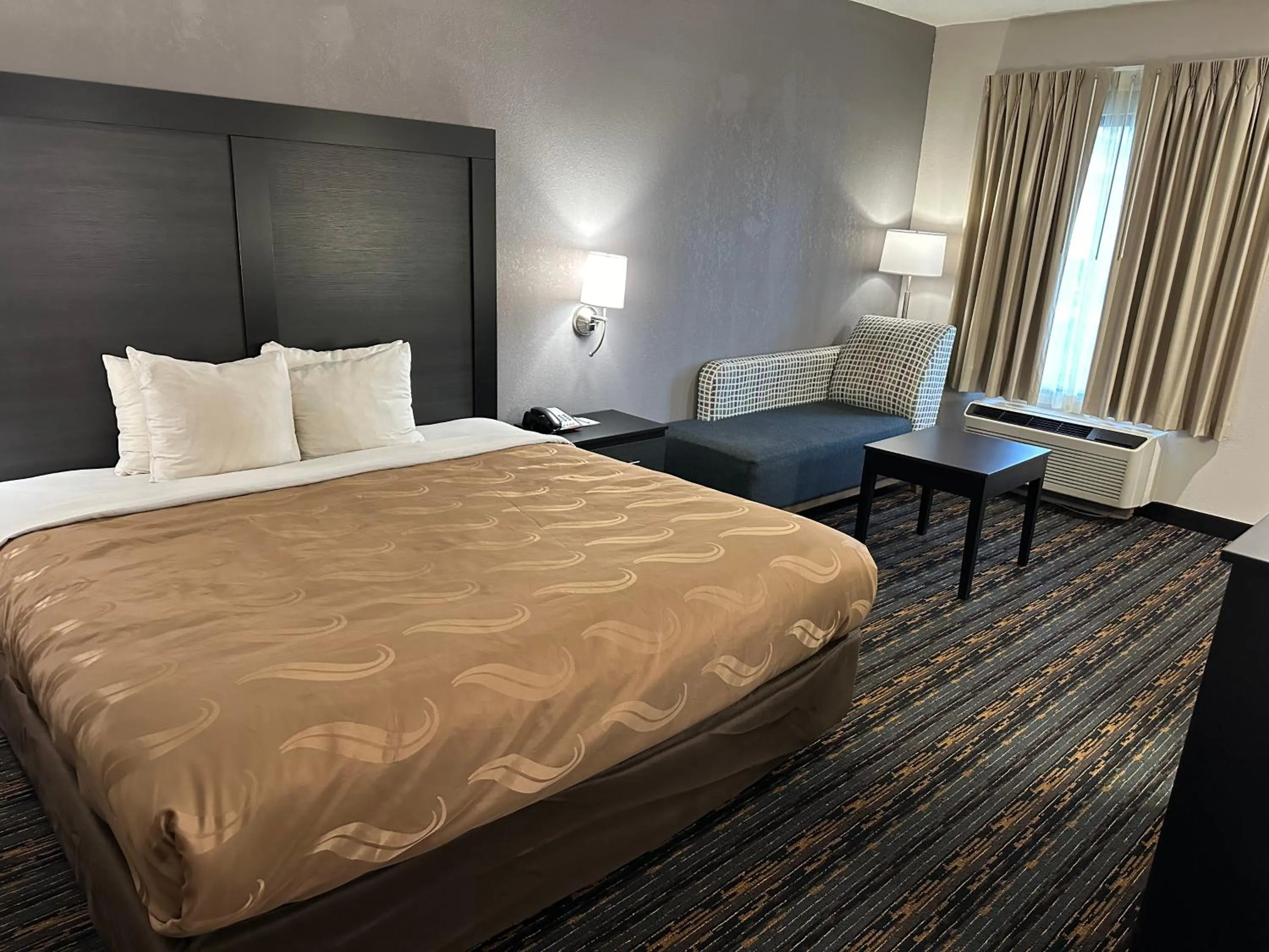 Photo of the whole room, Bed in Quality Inn