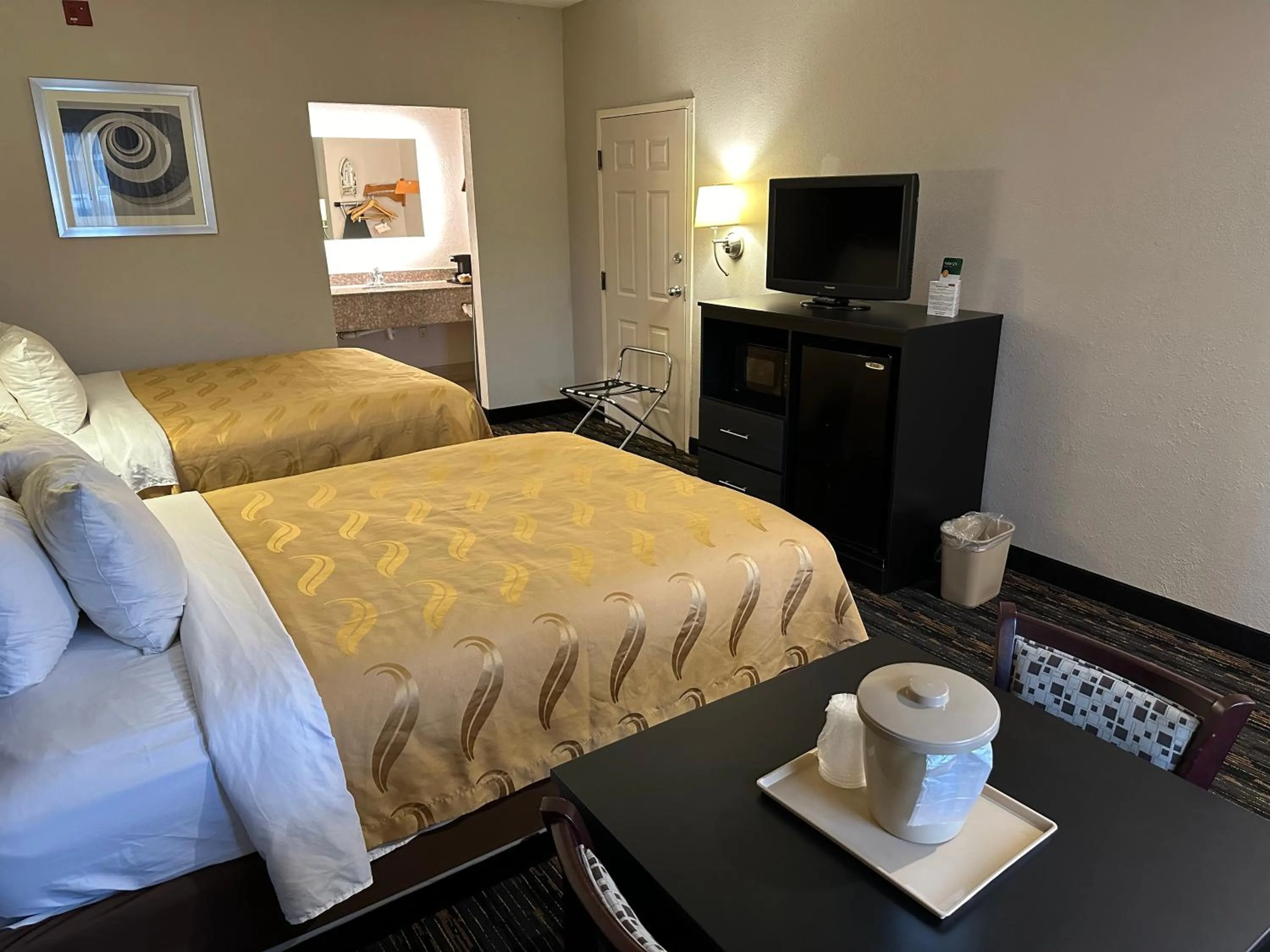 Photo of the whole room, Bed in Quality Inn