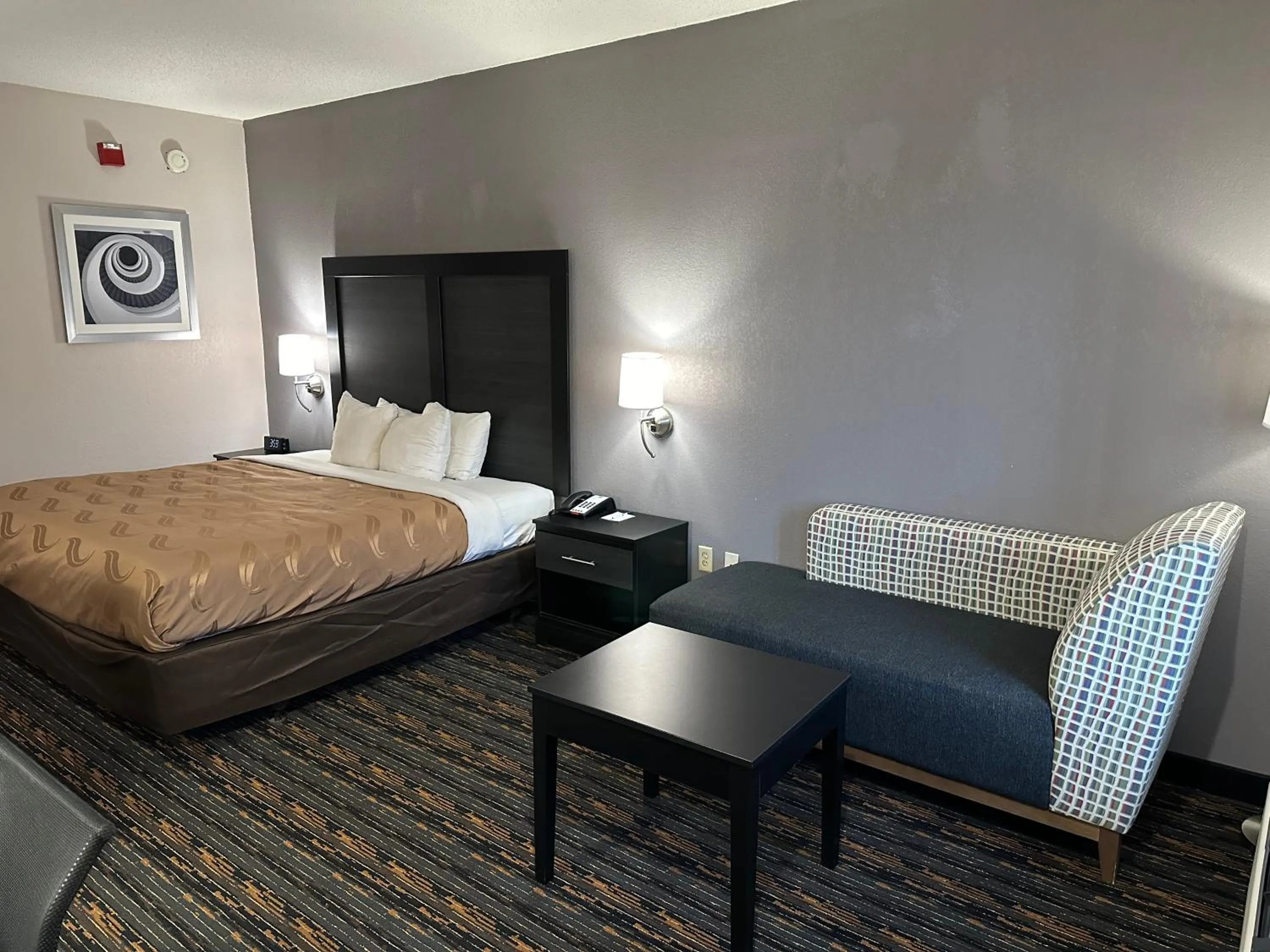 Guests, Bed in Quality Inn