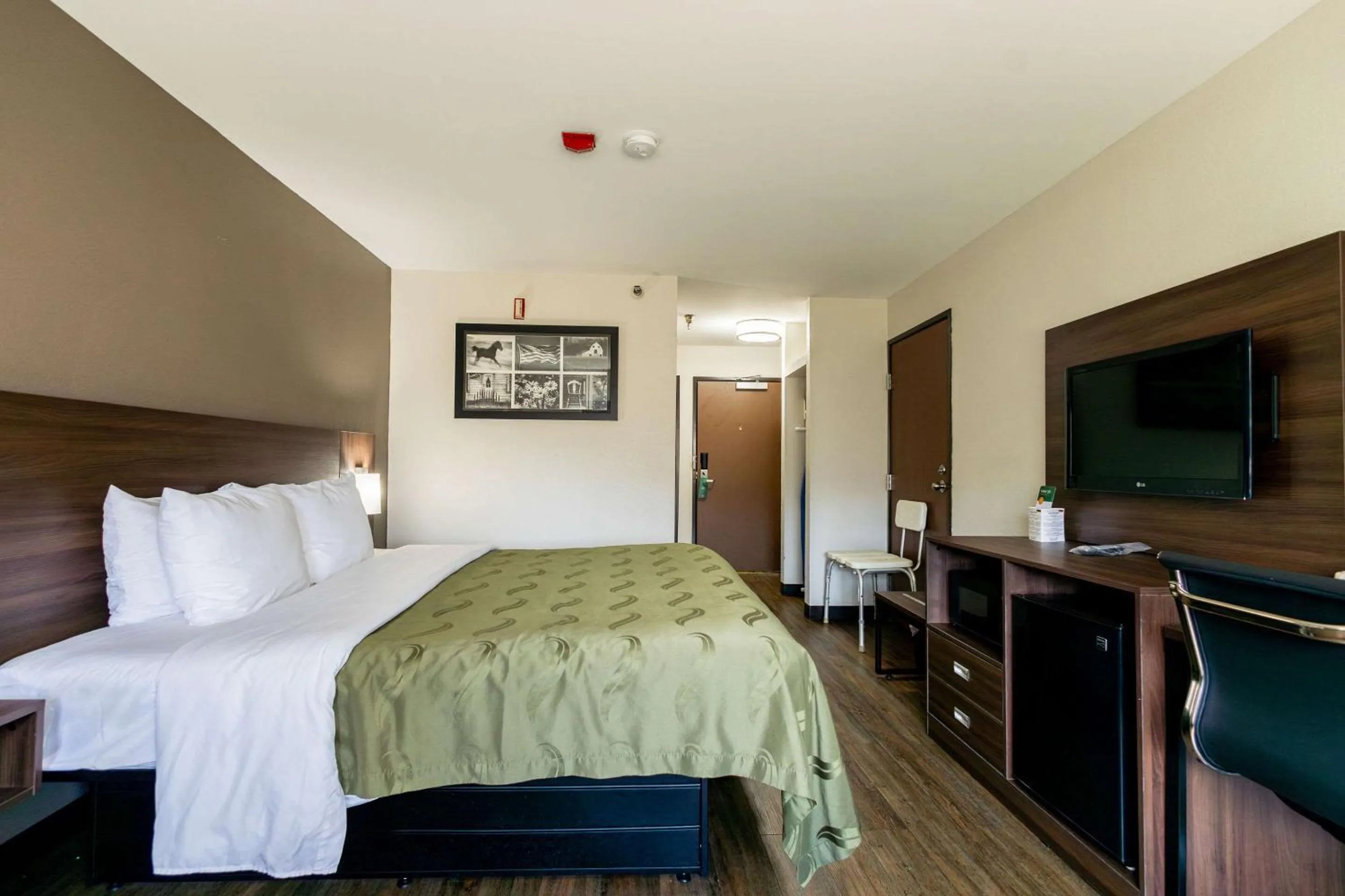 Bedroom, Bed in Quality Inn Carrollton