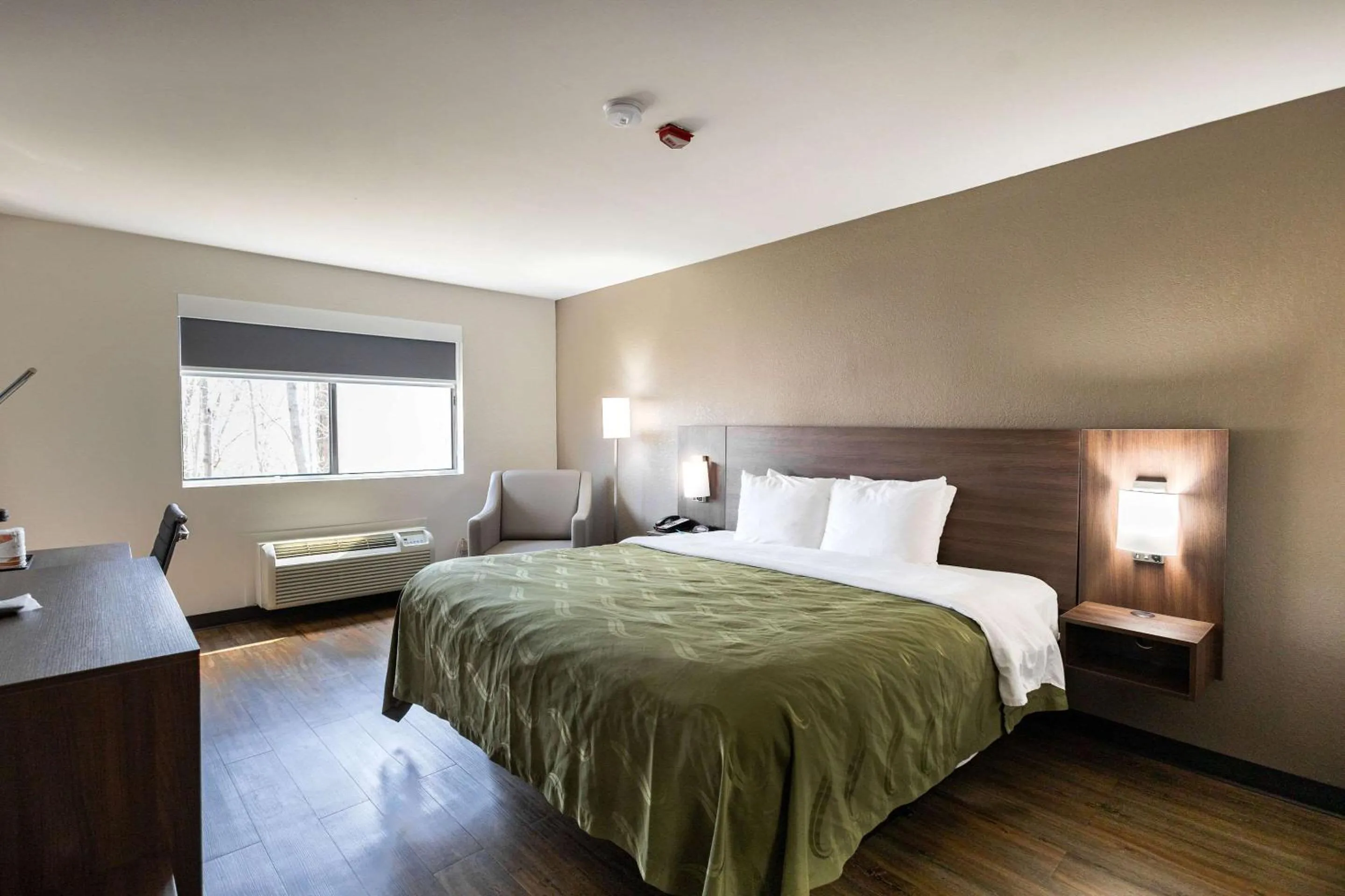 Bedroom, Bed in Quality Inn Carrollton