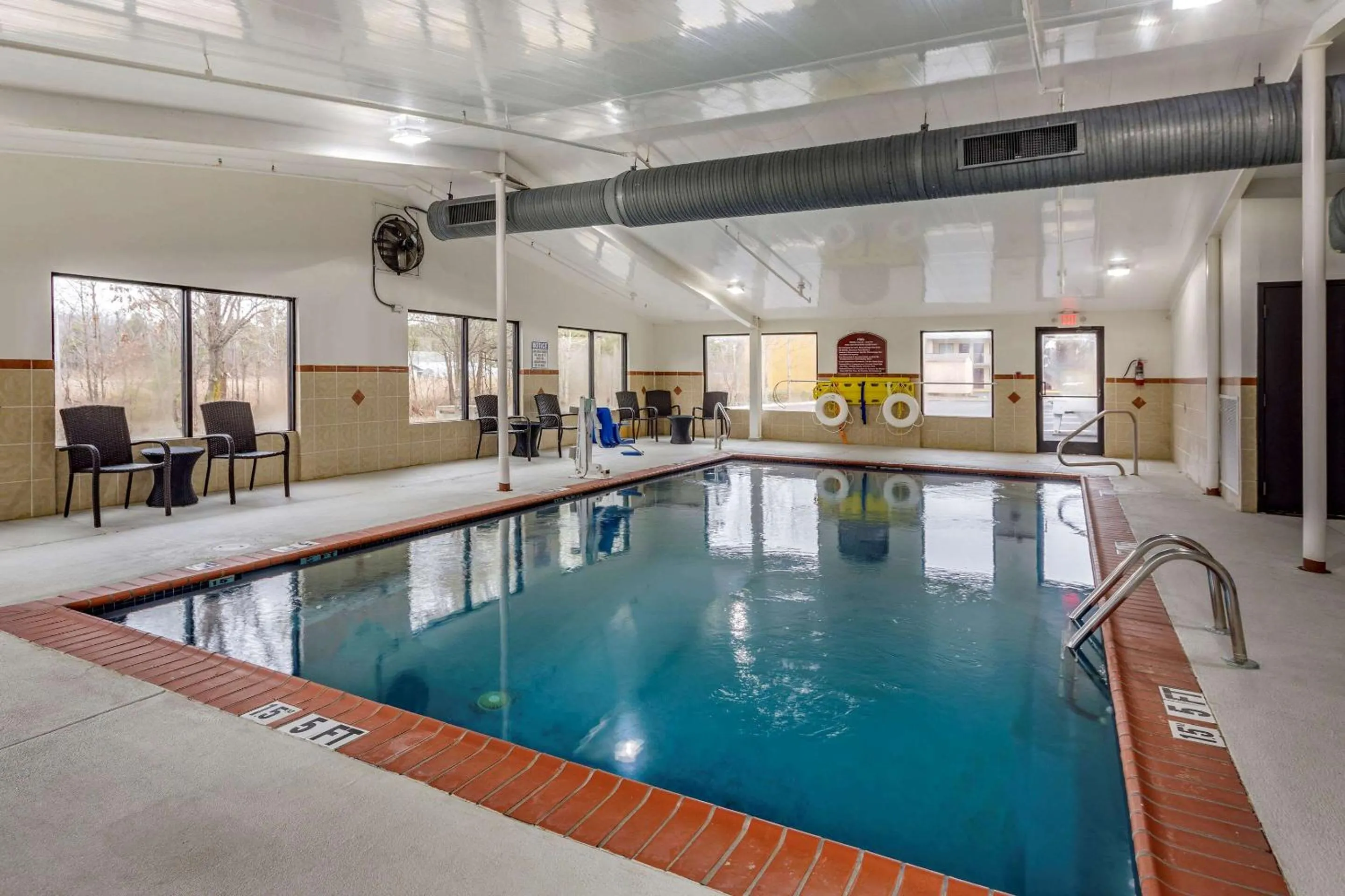 Swimming pool in Comfort Inn Paducah I-24