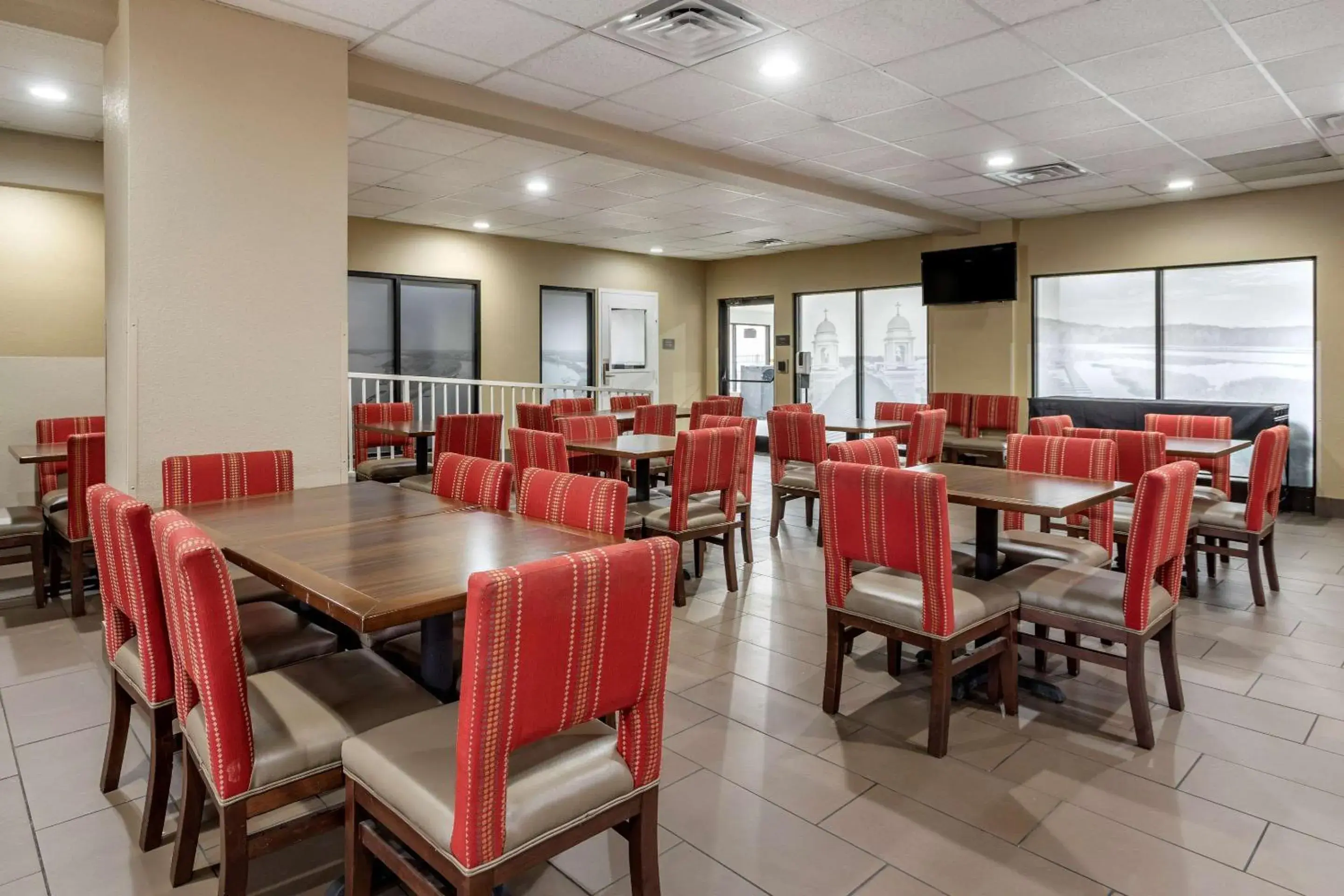 Restaurant/places to eat in Comfort Inn Paducah I-24 Restaurant/places to eat in Comfort Inn Paducah I-24