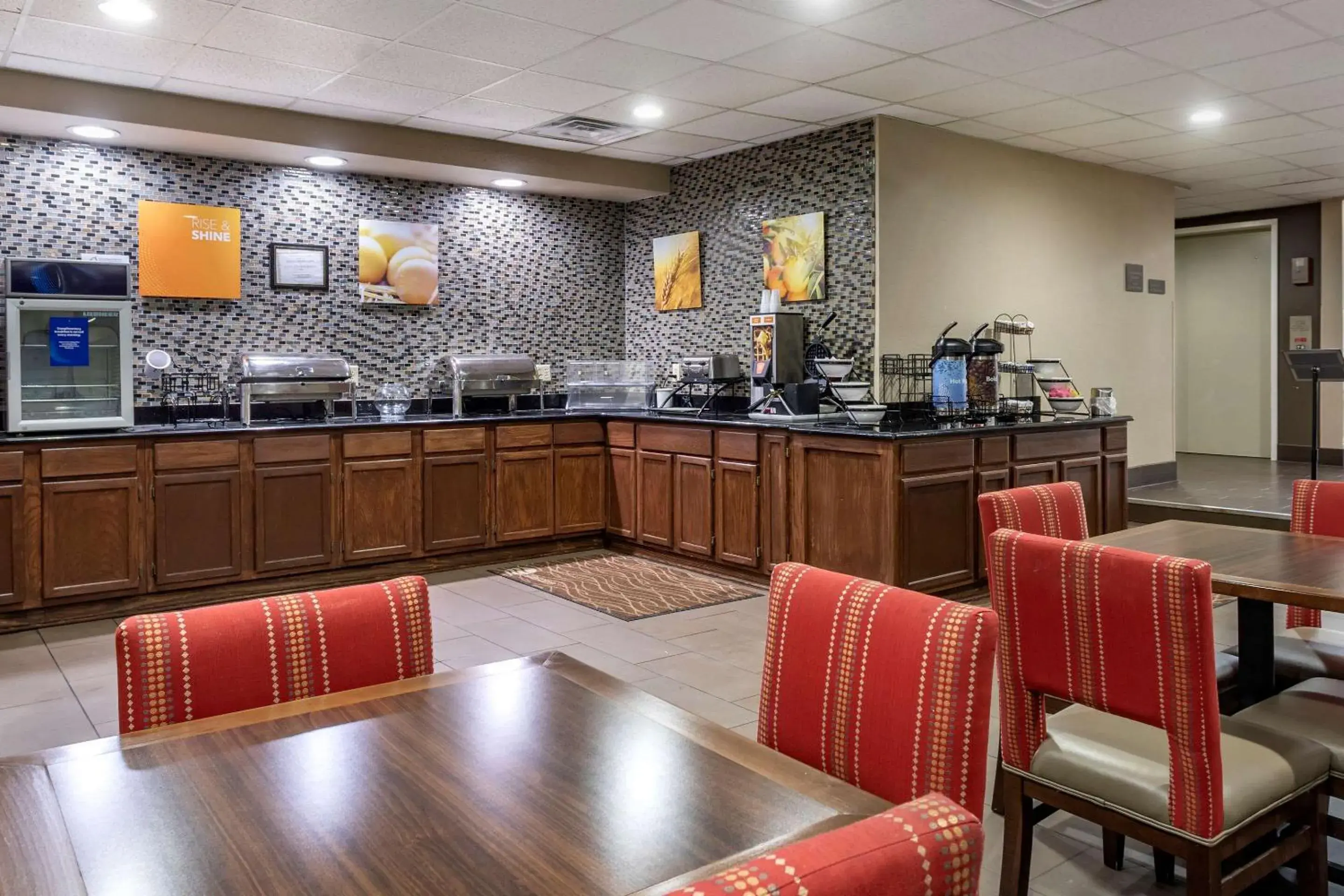 Restaurant/places to eat in Comfort Inn Paducah I-24 Restaurant/places to eat in Comfort Inn Paducah I-24