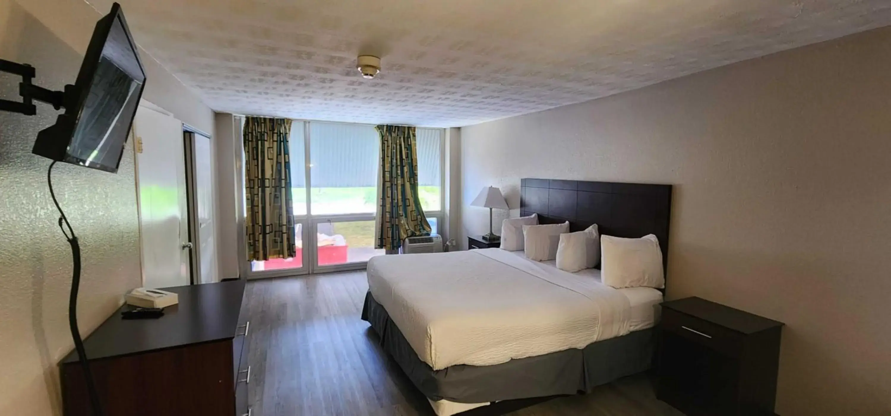 View (from property/room), Bed in Days Inn by Wyndham Fort Wright Cincinnati Area View (from property/room), Bed in Days Inn by Wyndham Fort Wright Cincinnati Area