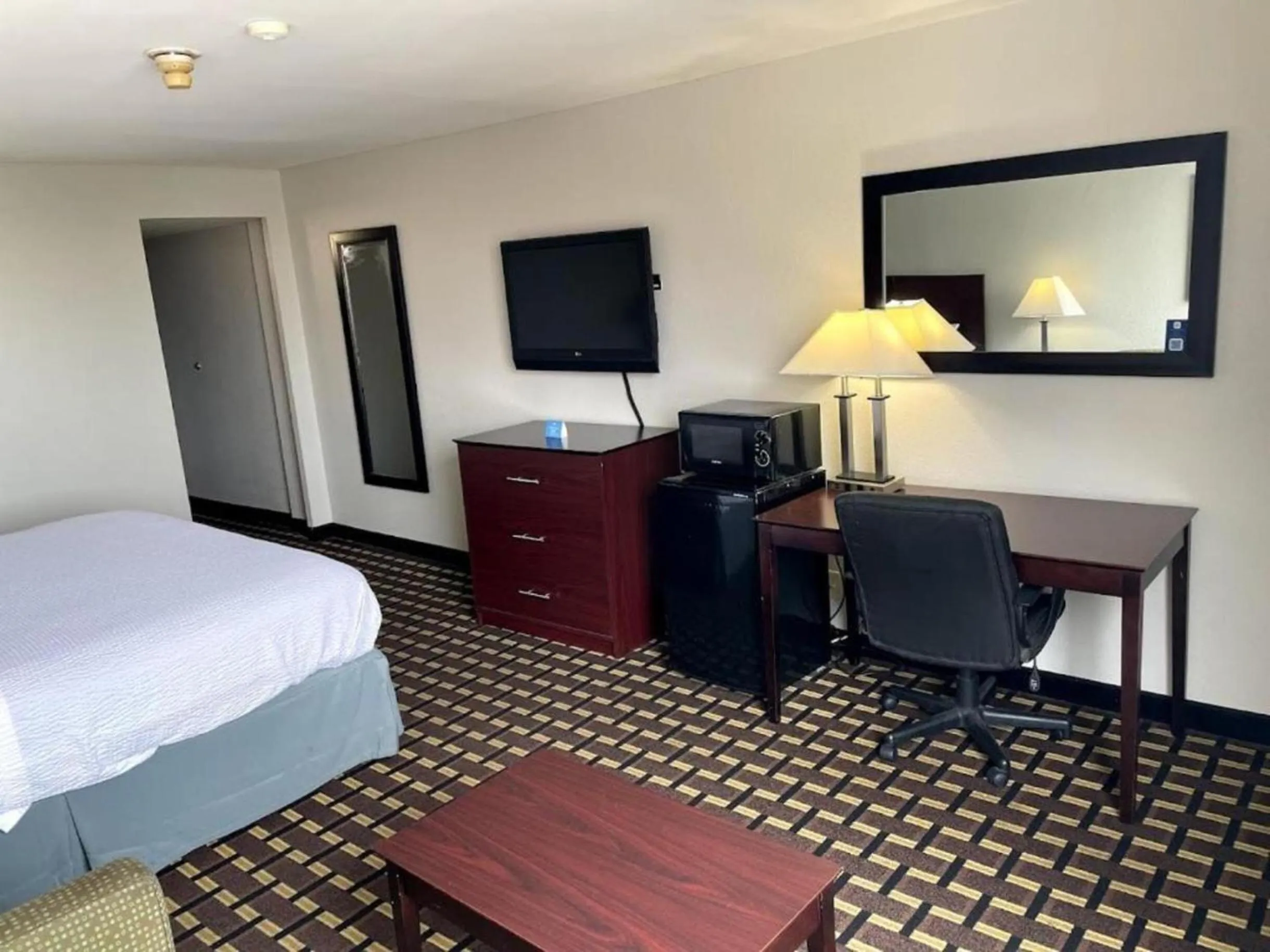 View (from property/room), Bed in Days Inn by Wyndham Fort Wright Cincinnati Area