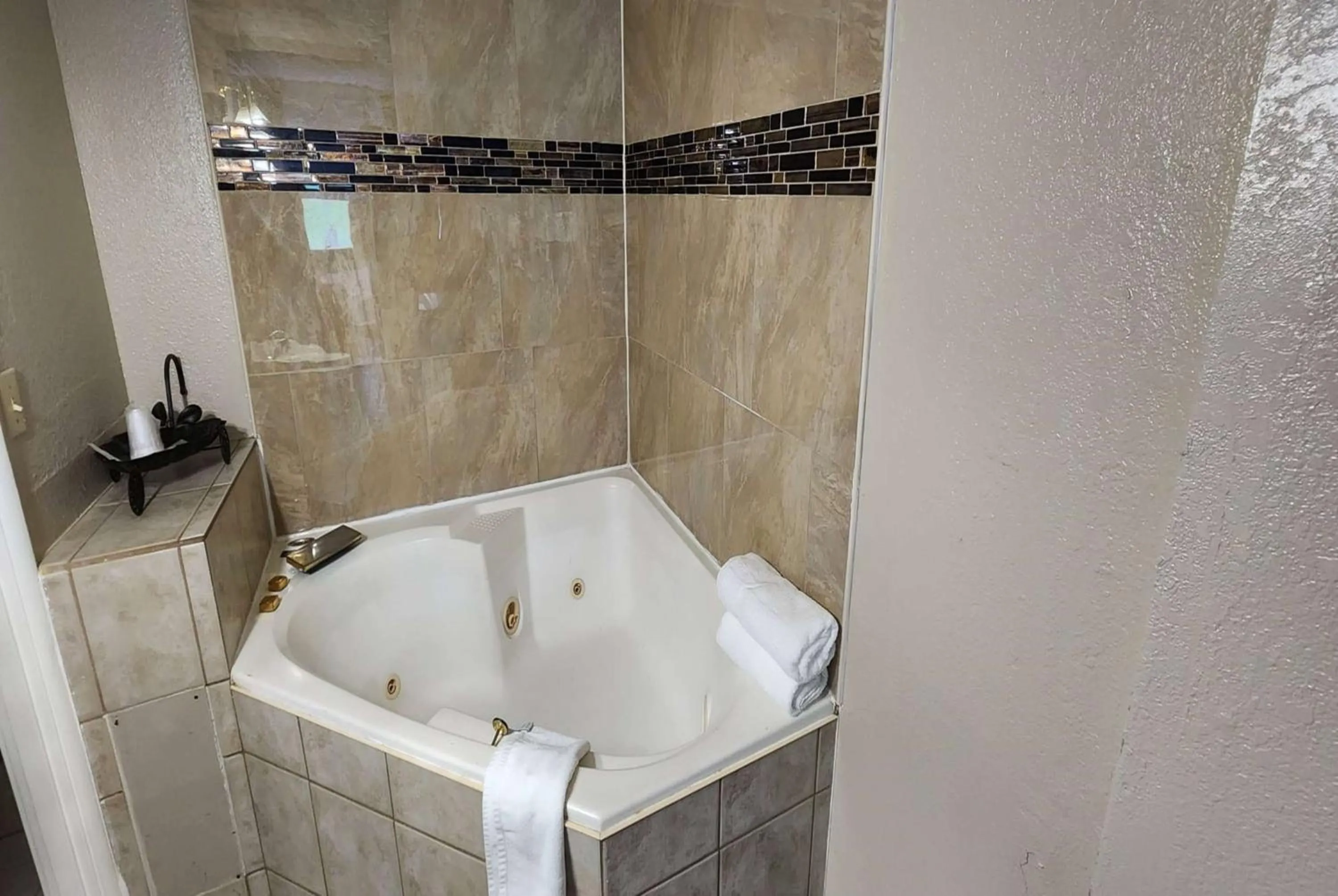 TV and multimedia in Days Inn by Wyndham Fort Wright Cincinnati Area