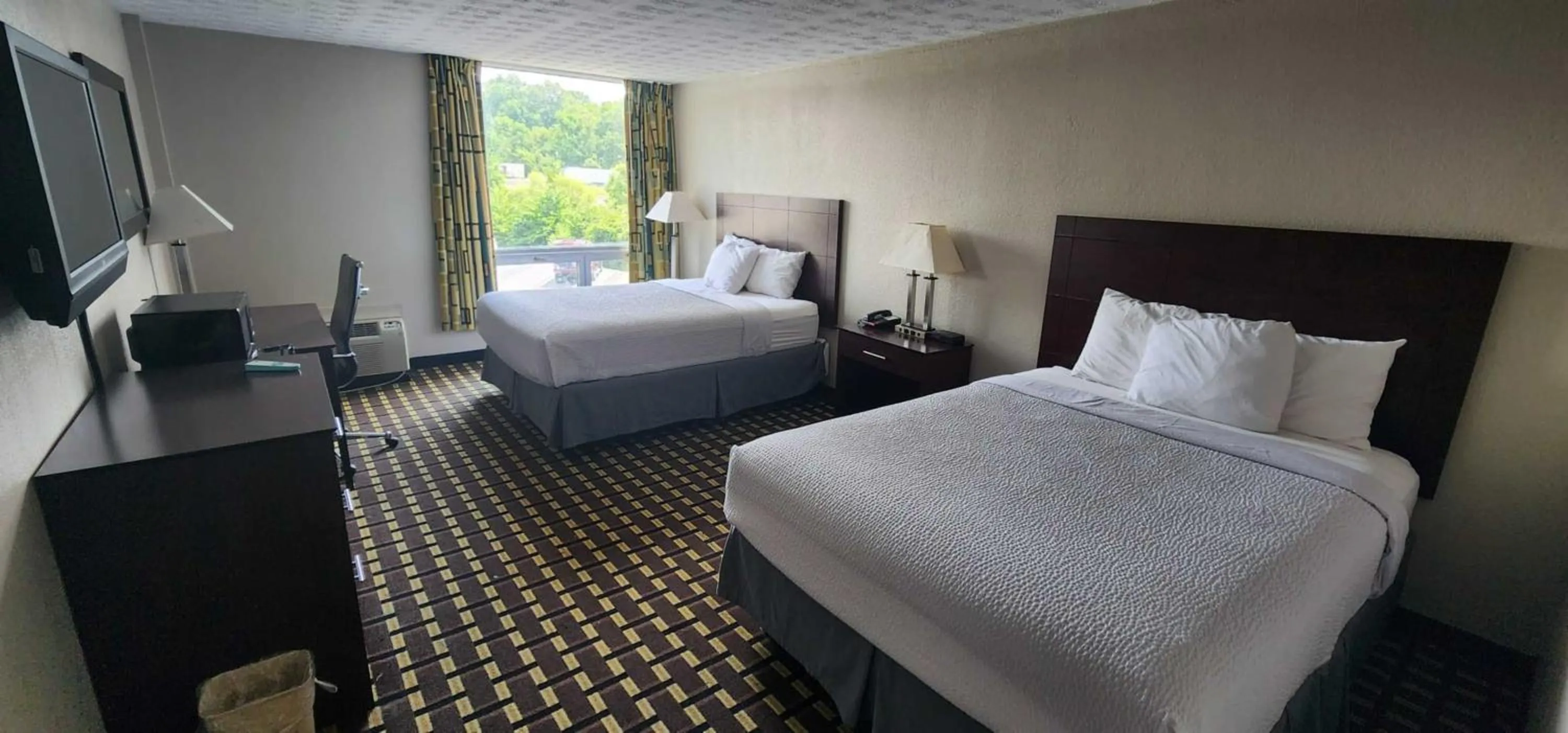 View (from property/room), Bed in Days Inn by Wyndham Fort Wright Cincinnati Area