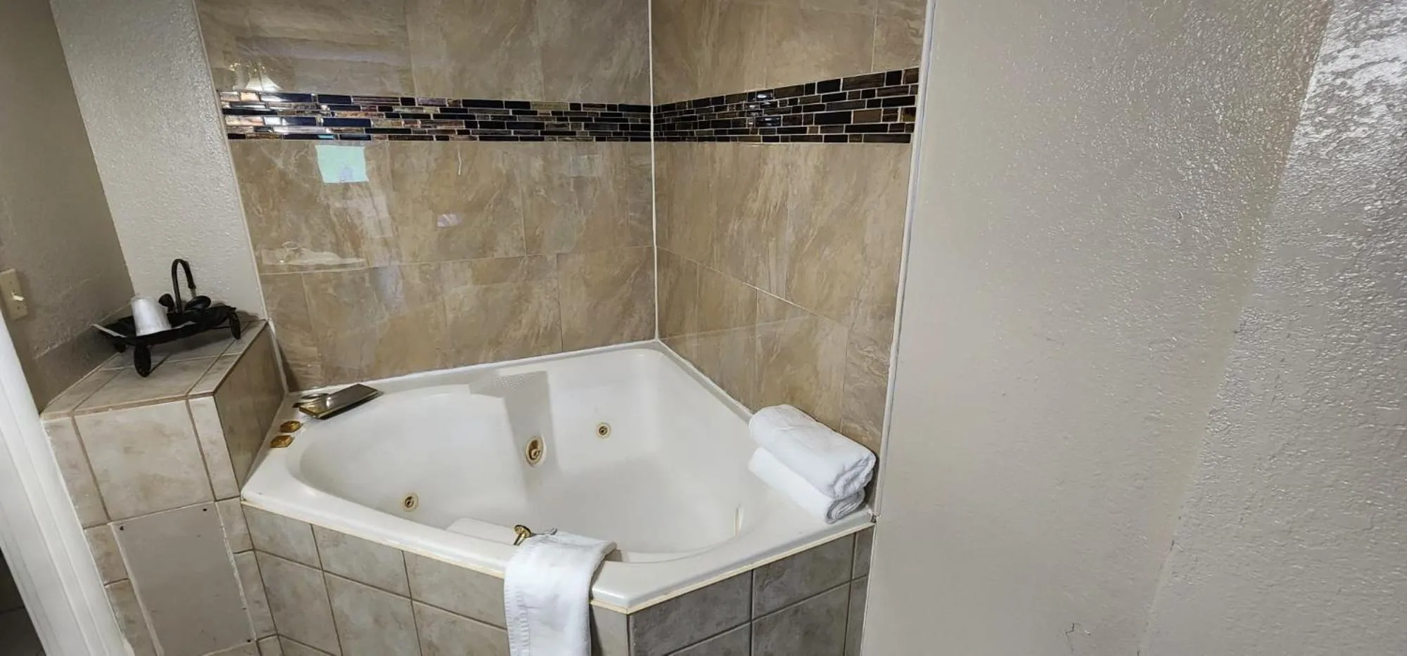 Bath in Days Inn by Wyndham Fort Wright Cincinnati Area