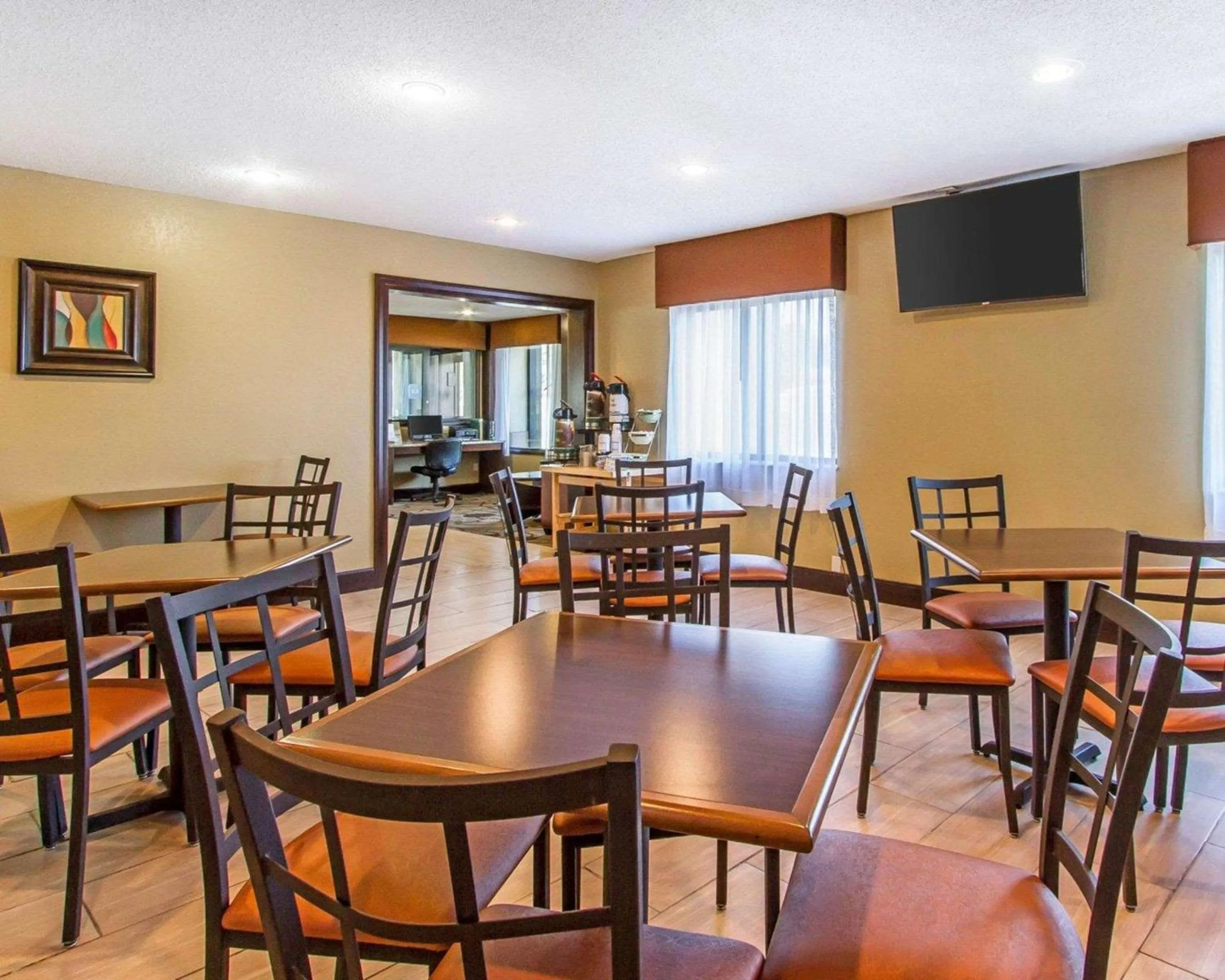Restaurant/Places to Eat in Quality Inn Murray University Area