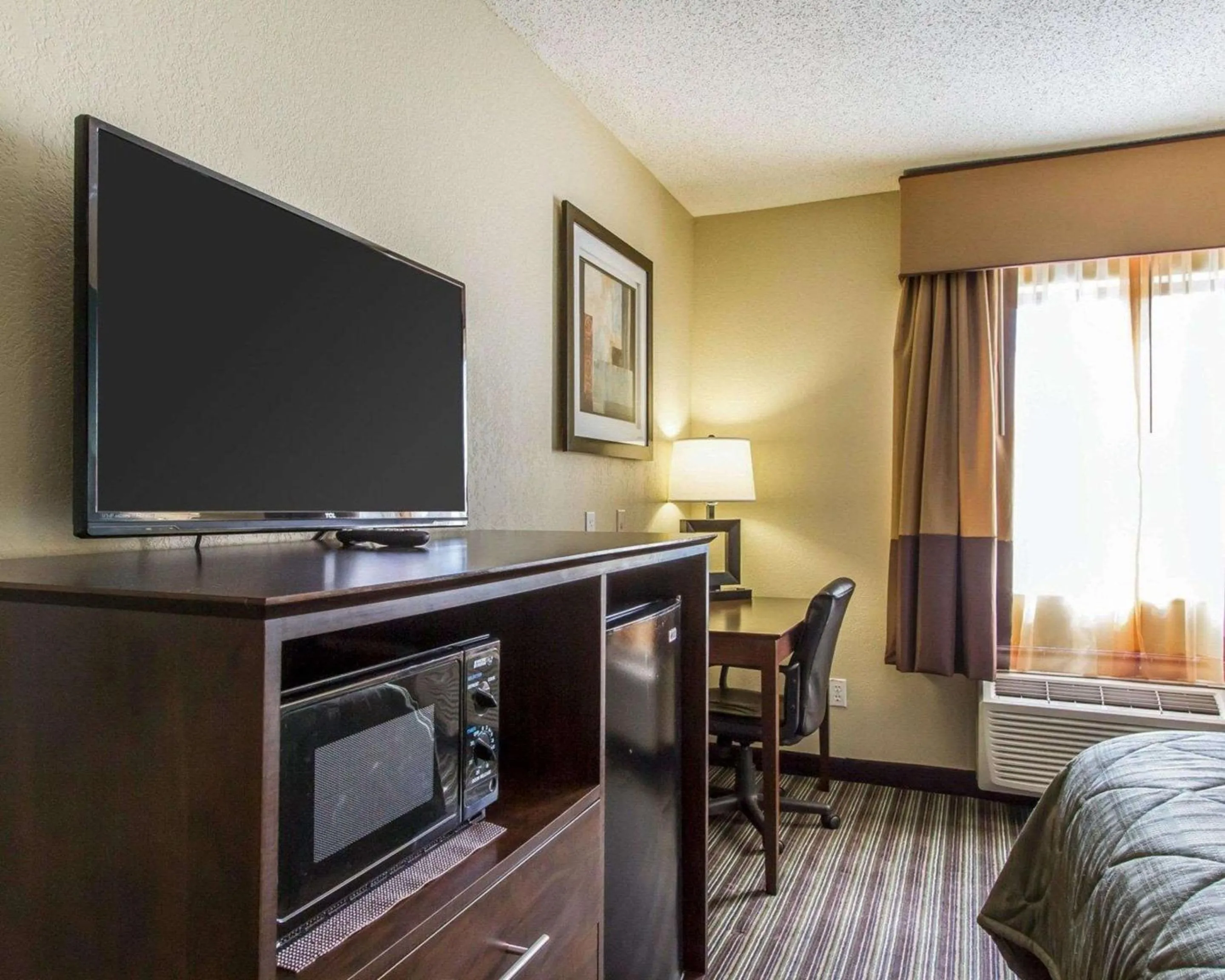 Photo of the whole room, TV/Entertainment Center in Quality Inn Murray University Area