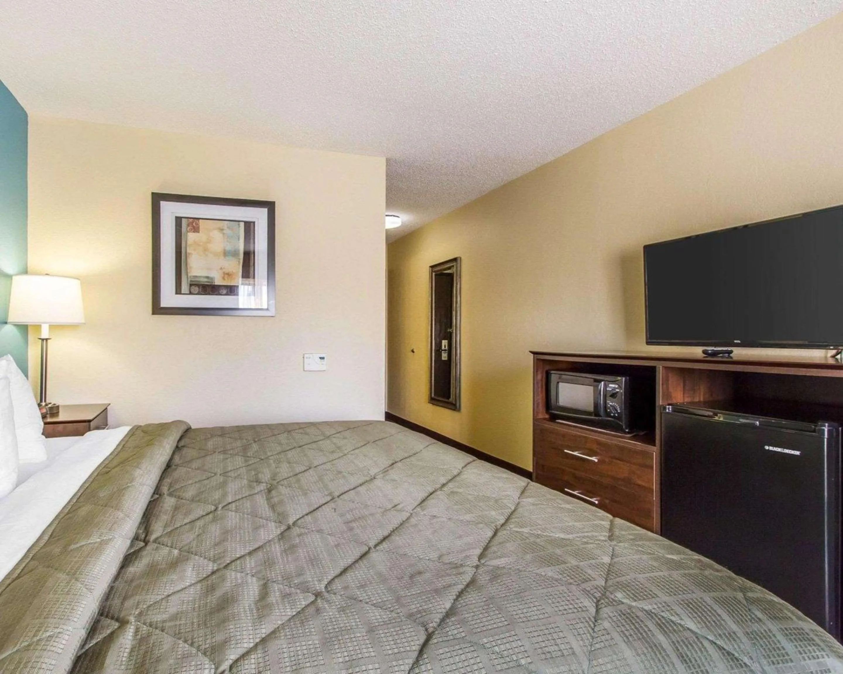 Photo of the whole room, TV/Entertainment Center in Quality Inn Murray University Area