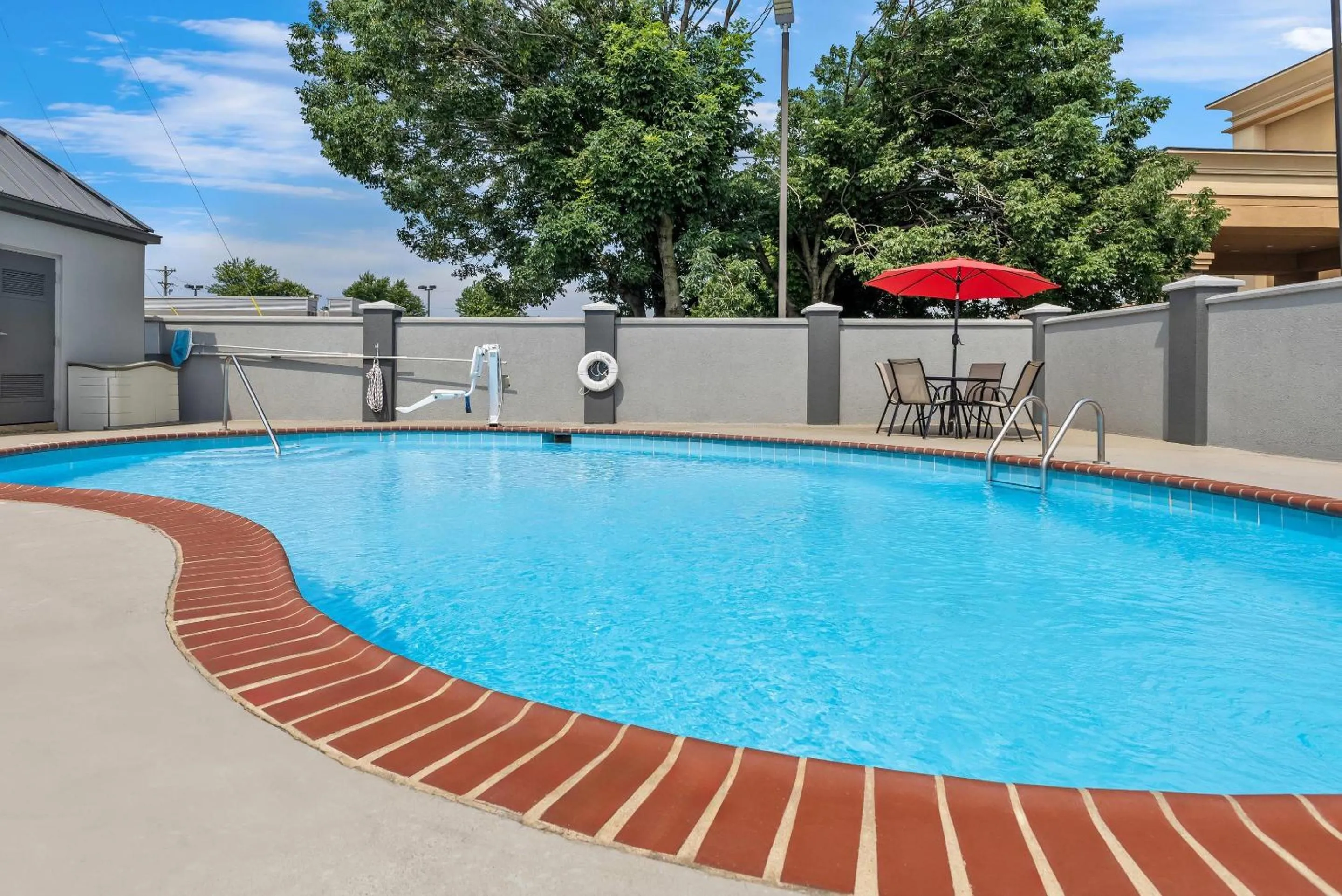 Swimming pool in Quality Inn Oak Grove Fort Campbell