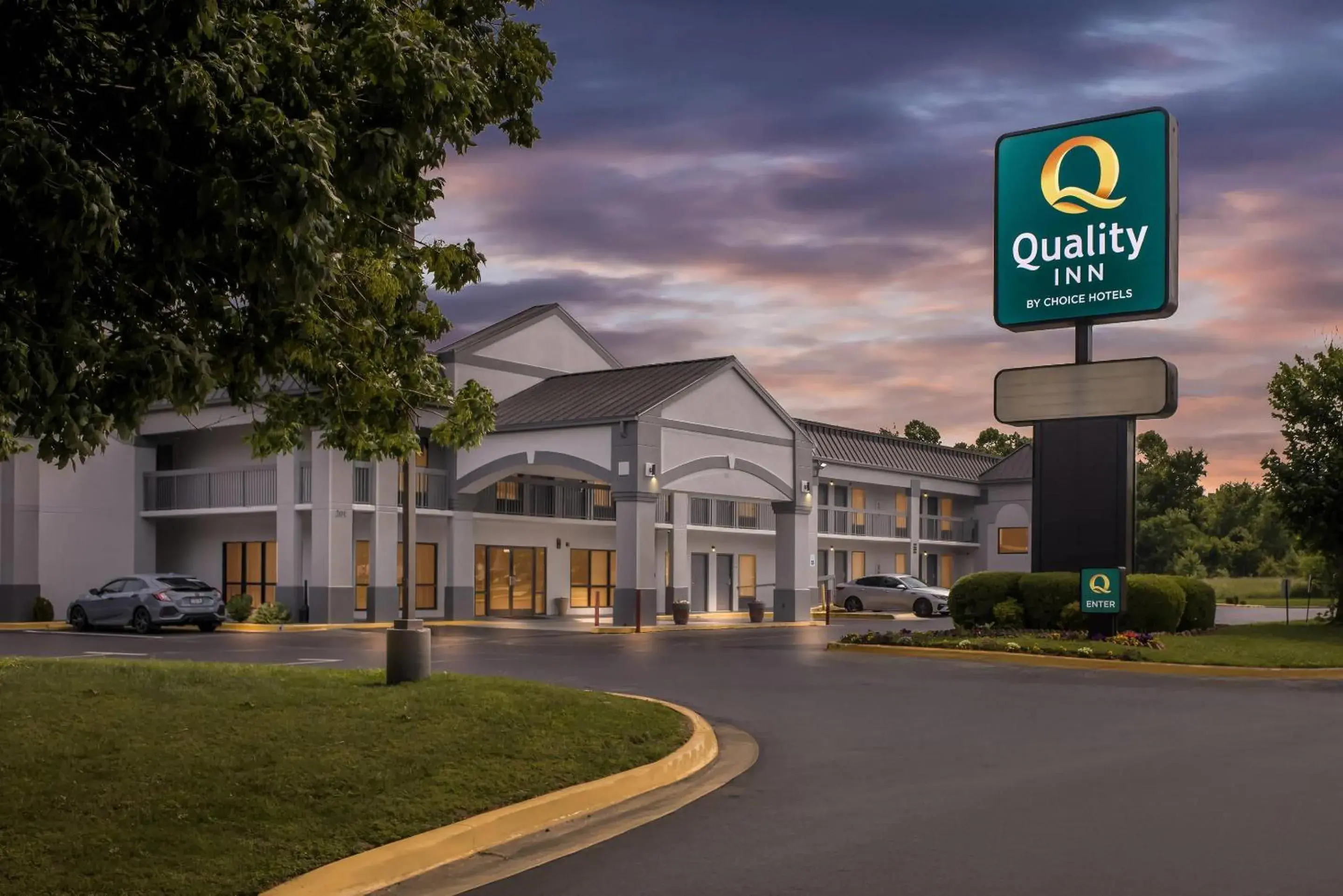 Property building in Quality Inn Oak Grove Fort Campbell Property building in Quality Inn Oak Grove Fort Campbell