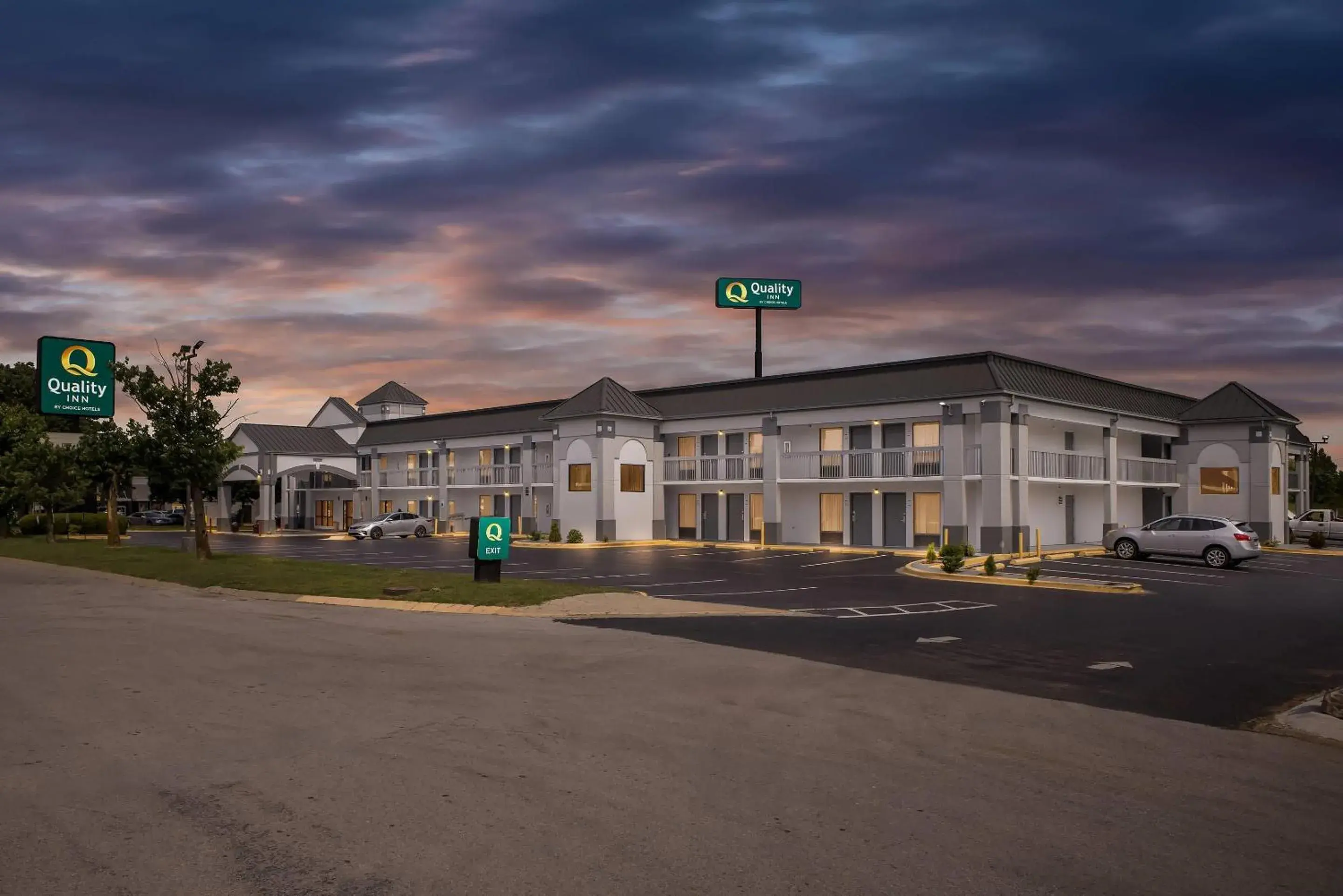 Property building in Quality Inn Oak Grove Fort Campbell Property building in Quality Inn Oak Grove Fort Campbell