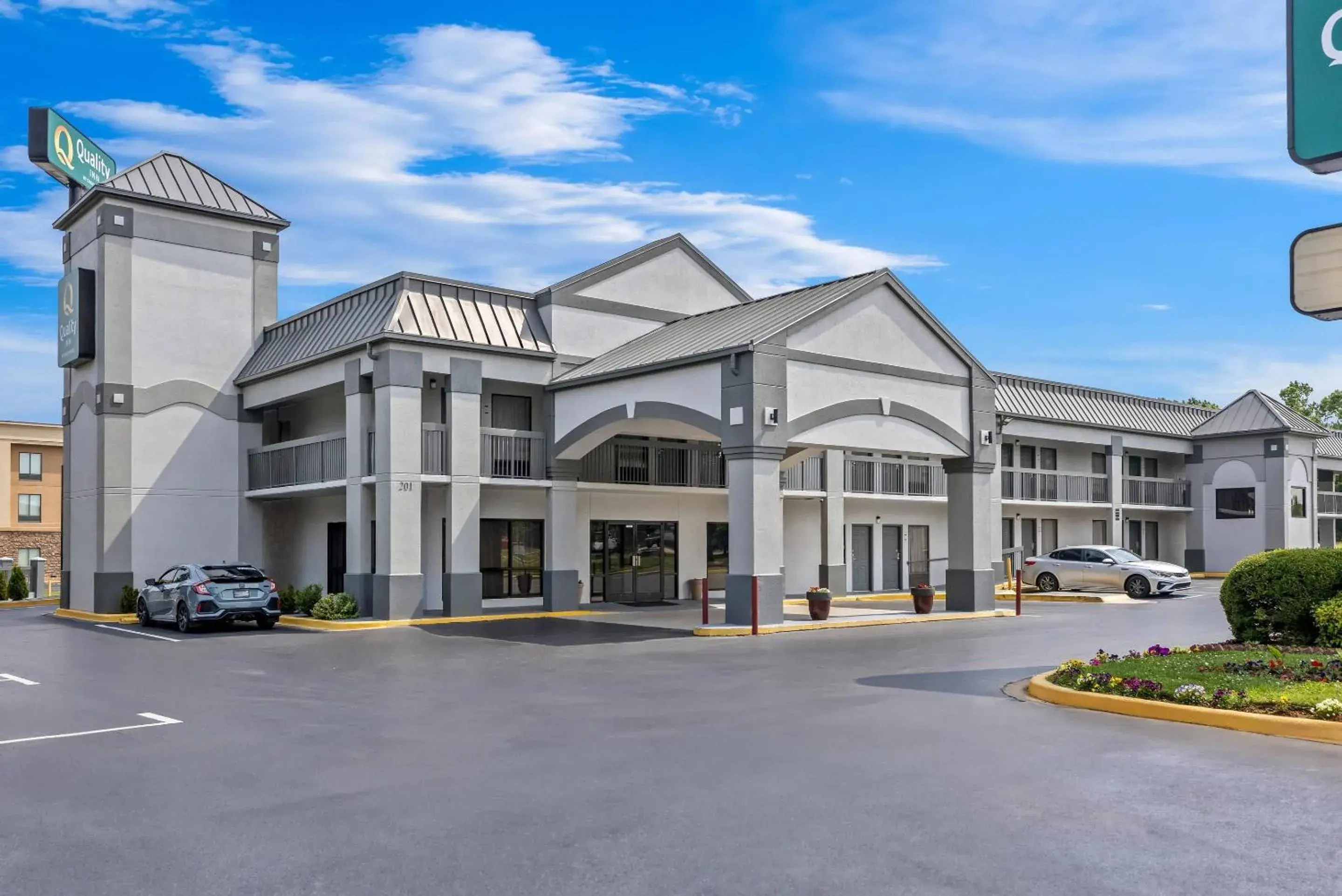 Property building in Quality Inn Oak Grove Fort Campbell Property building in Quality Inn Oak Grove Fort Campbell