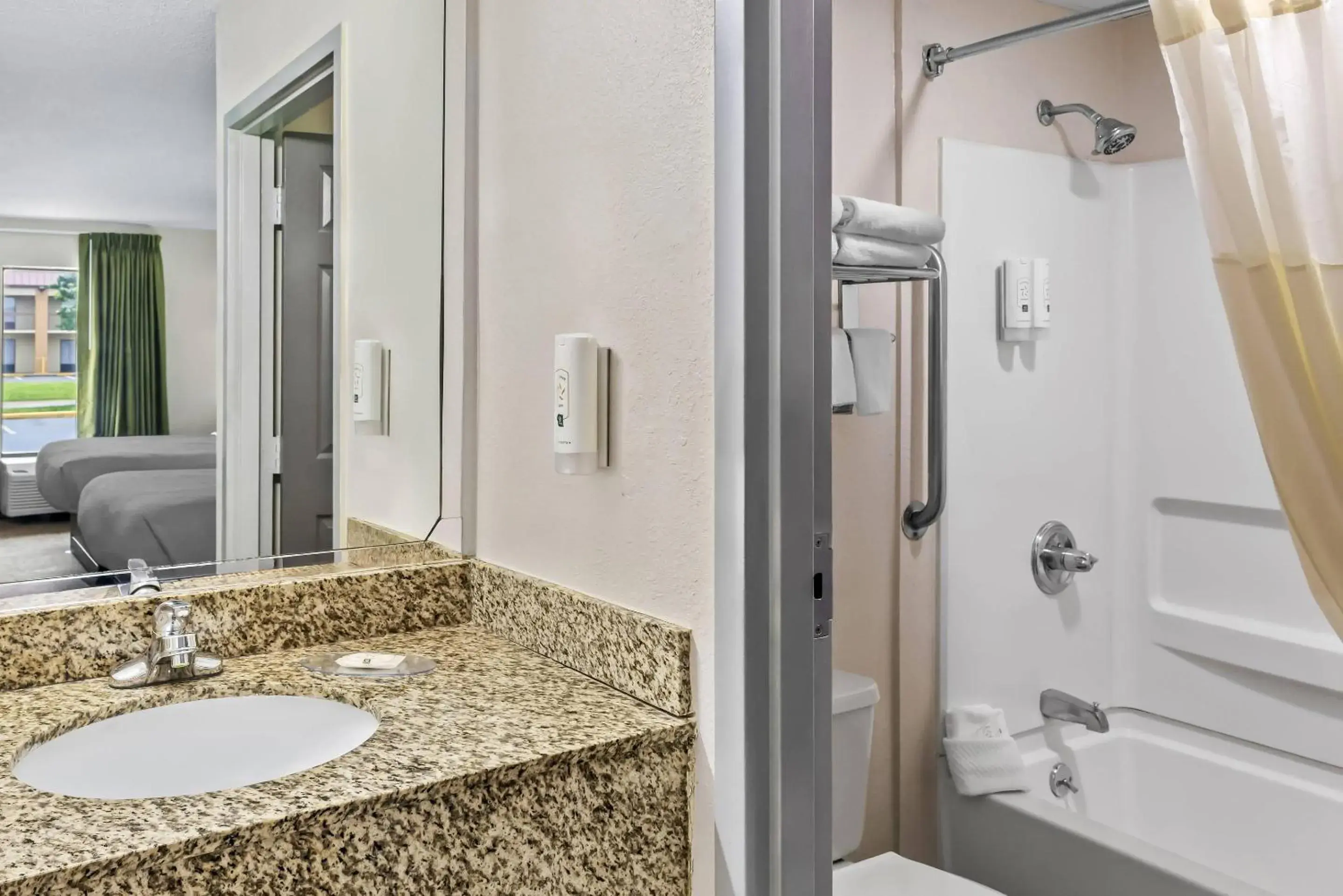 Bedroom in Quality Inn Oak Grove Fort Campbell Bedroom in Quality Inn Oak Grove Fort Campbell