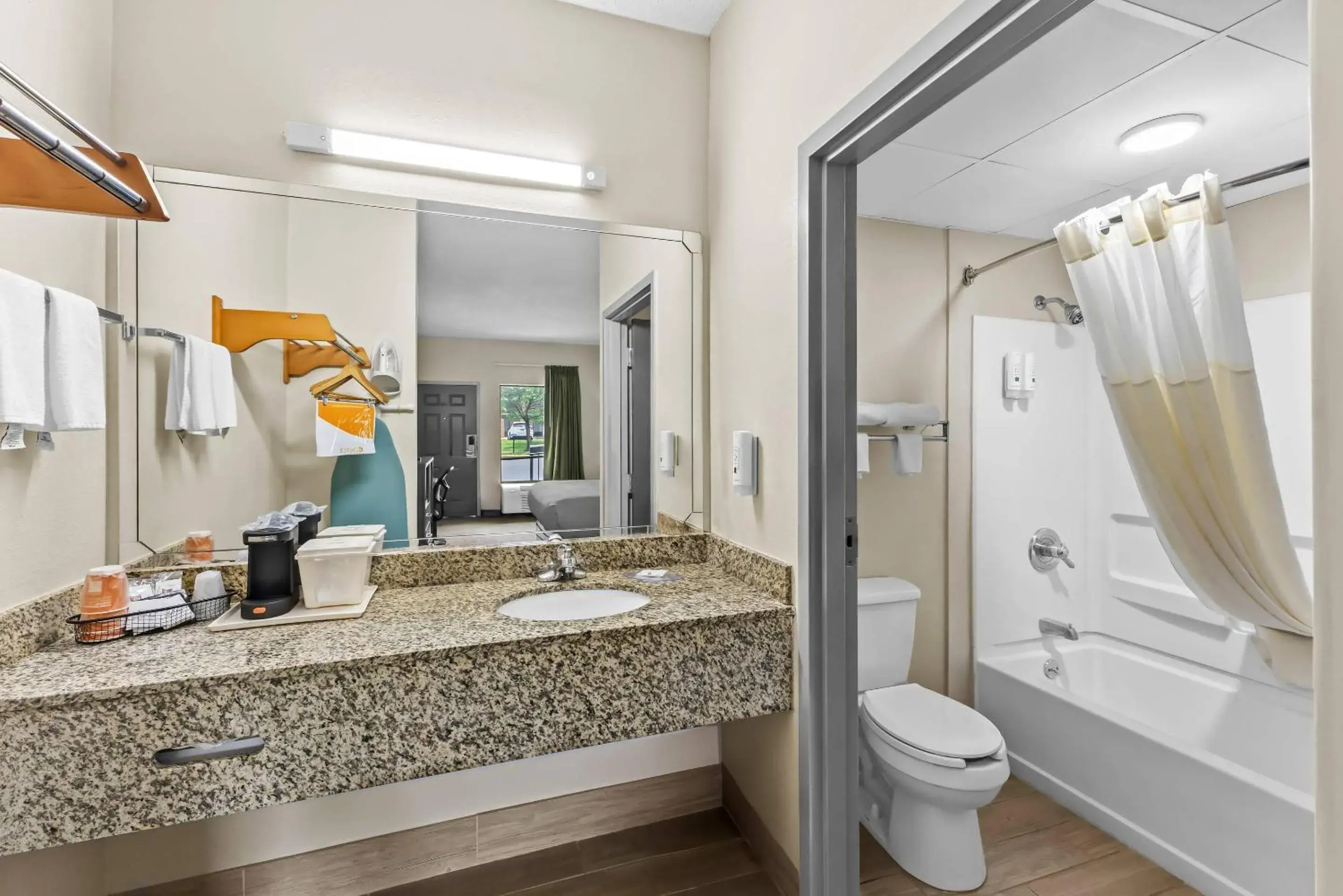 Bedroom in Quality Inn Oak Grove Fort Campbell Bedroom in Quality Inn Oak Grove Fort Campbell