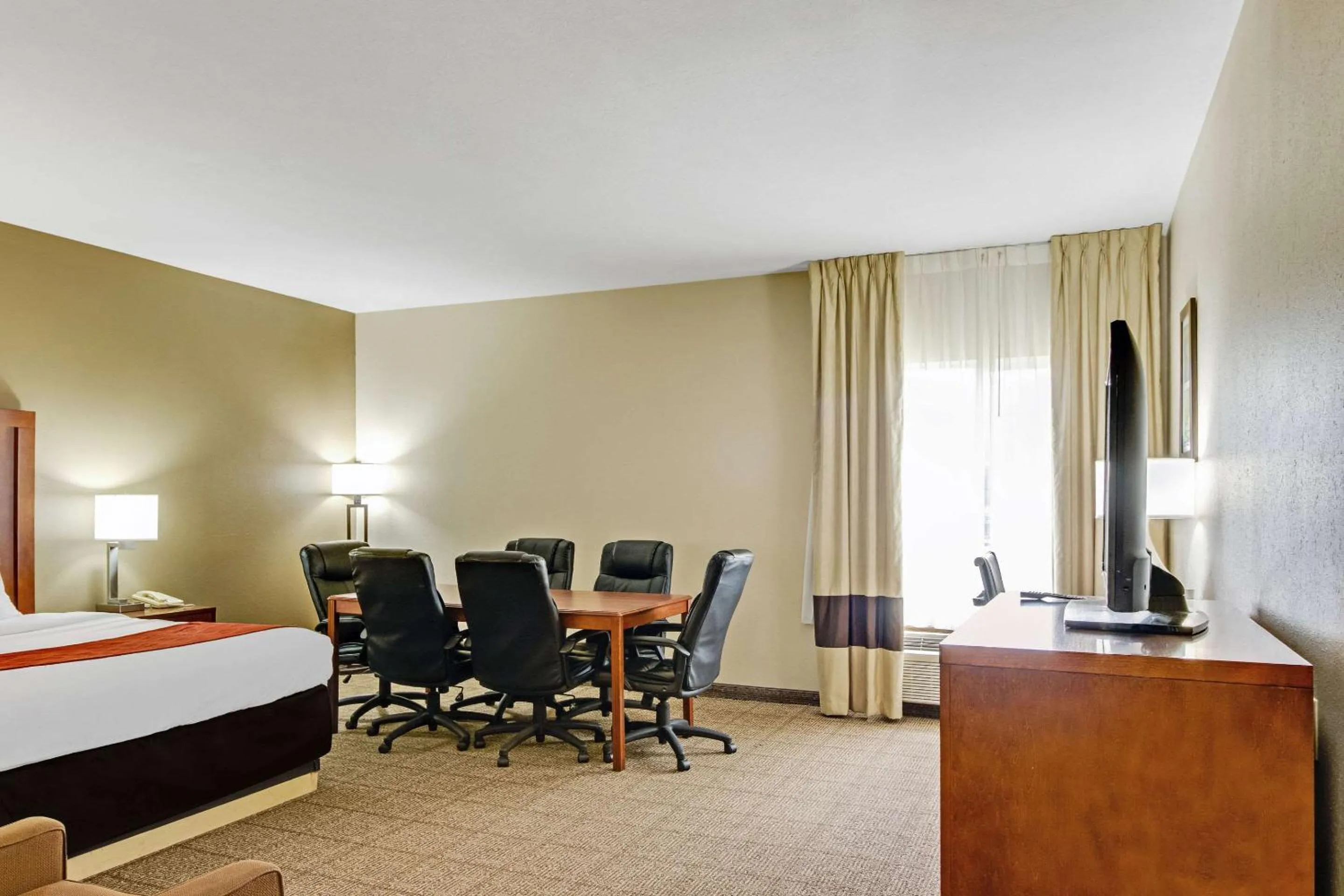 Bedroom in Comfort Inn Henderson - Evansville South