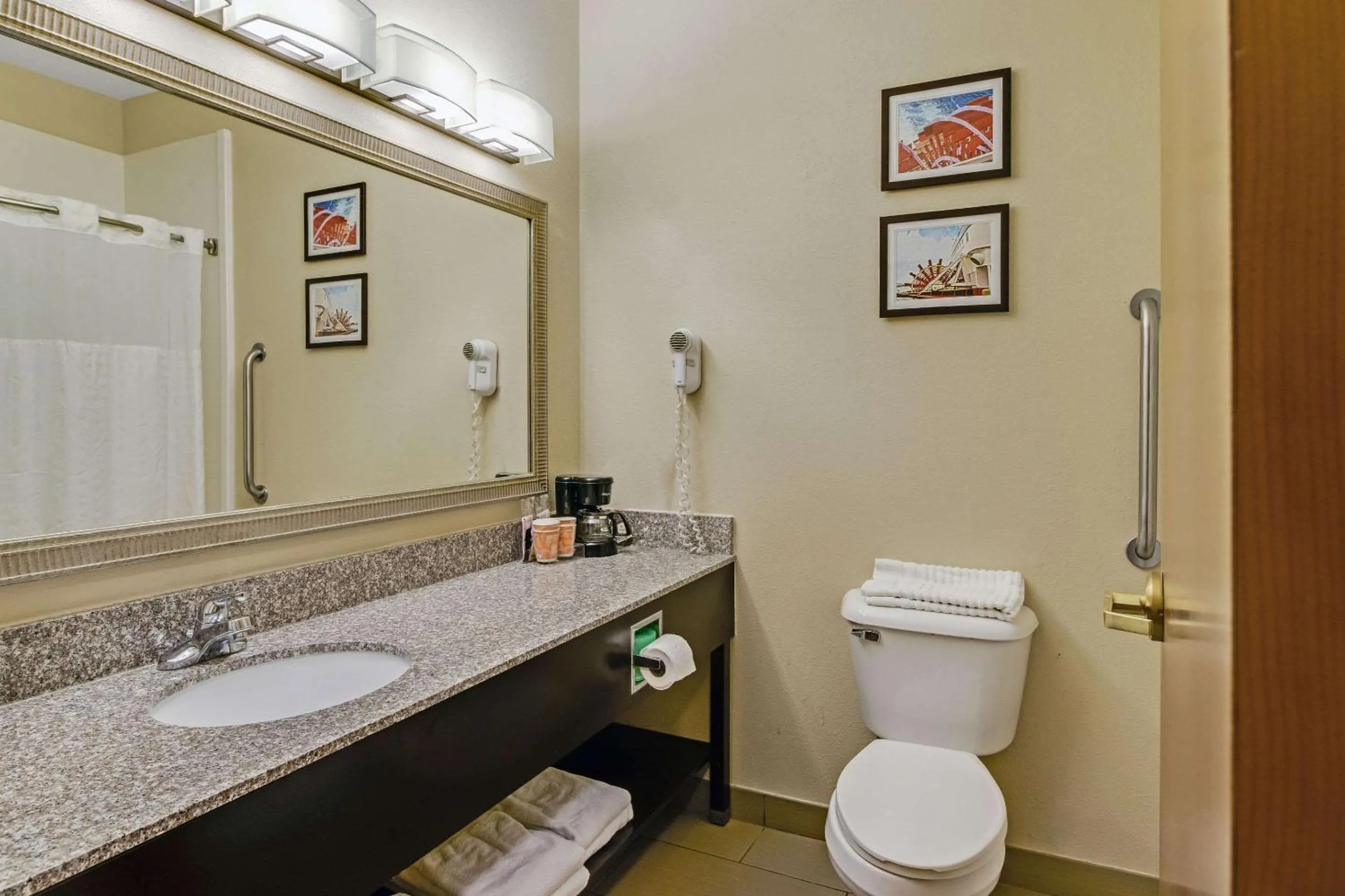 Bedroom in Comfort Inn Henderson - Evansville South