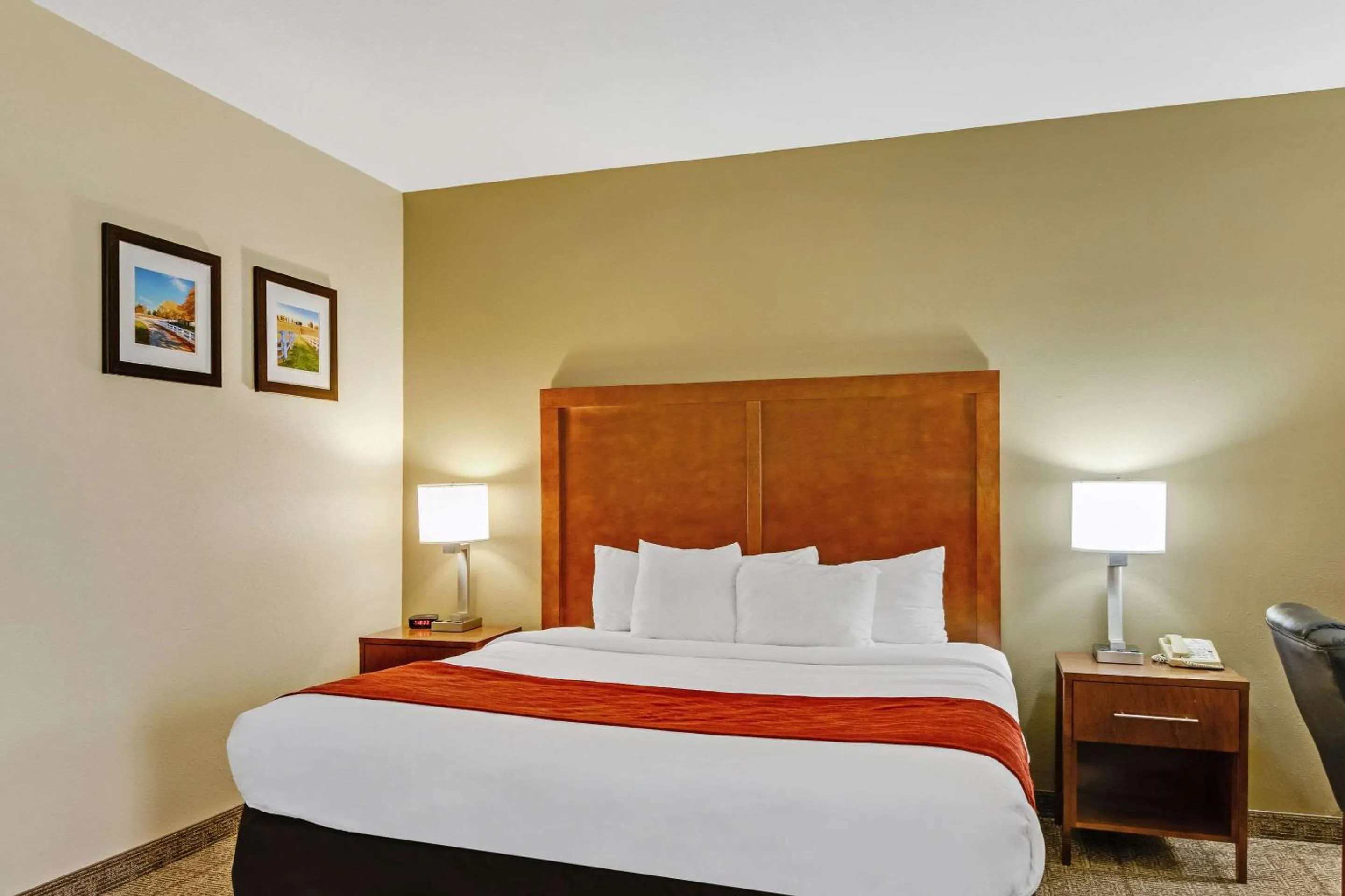 Bedroom, Bed in Comfort Inn Henderson - Evansville South