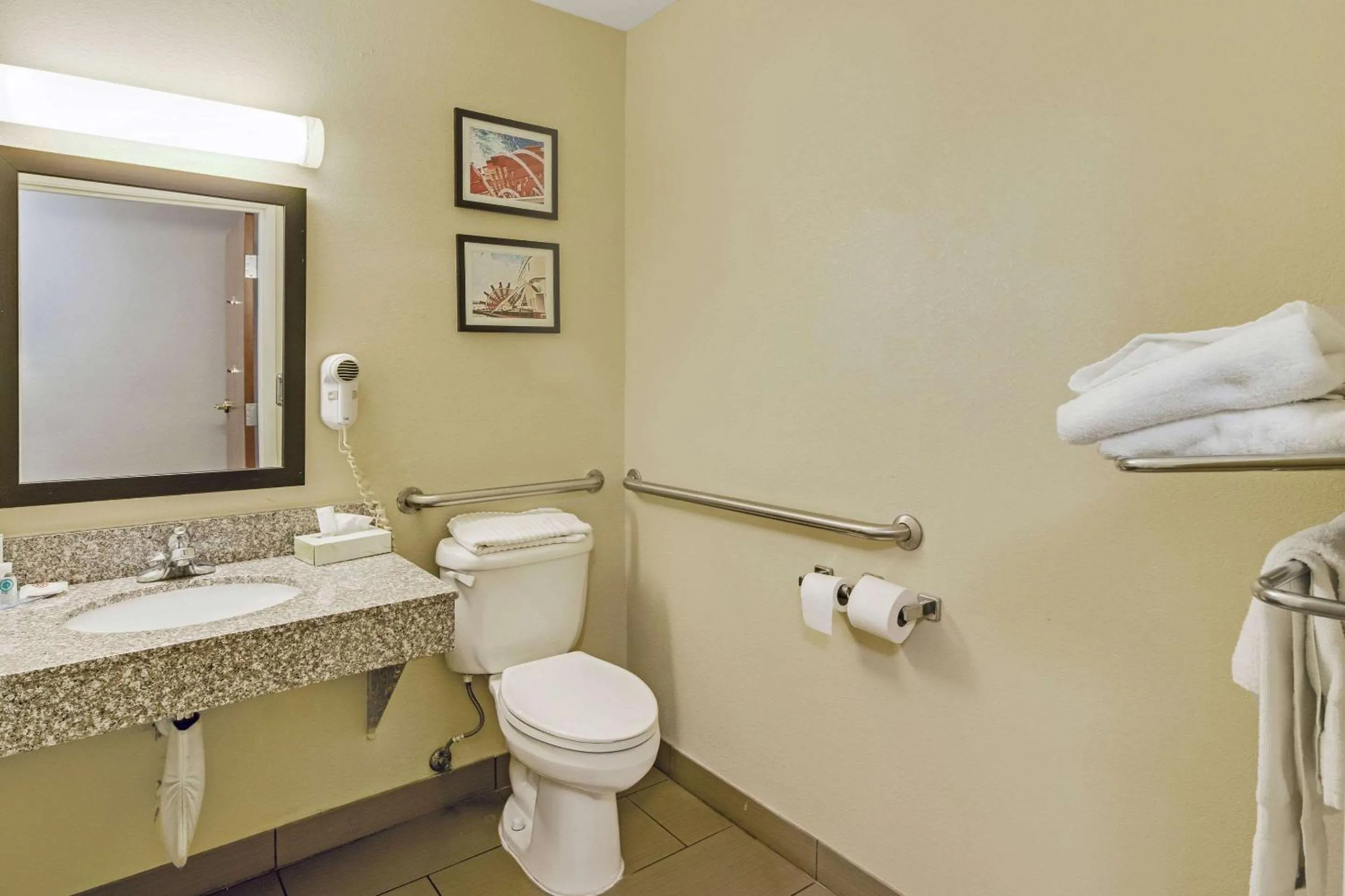 Bedroom in Comfort Inn Henderson - Evansville South
