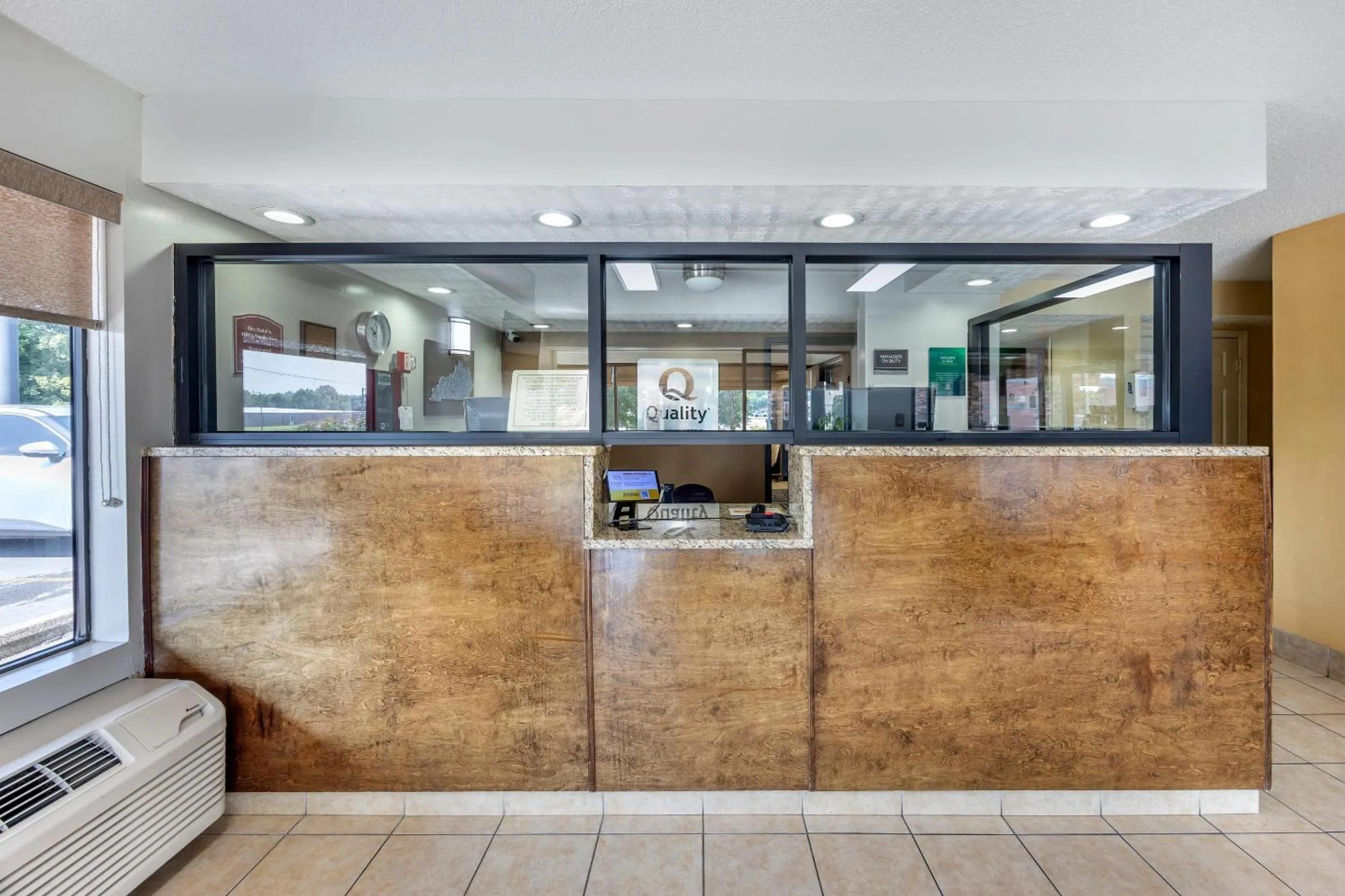 Lobby or reception in Quality Inn Glasgow