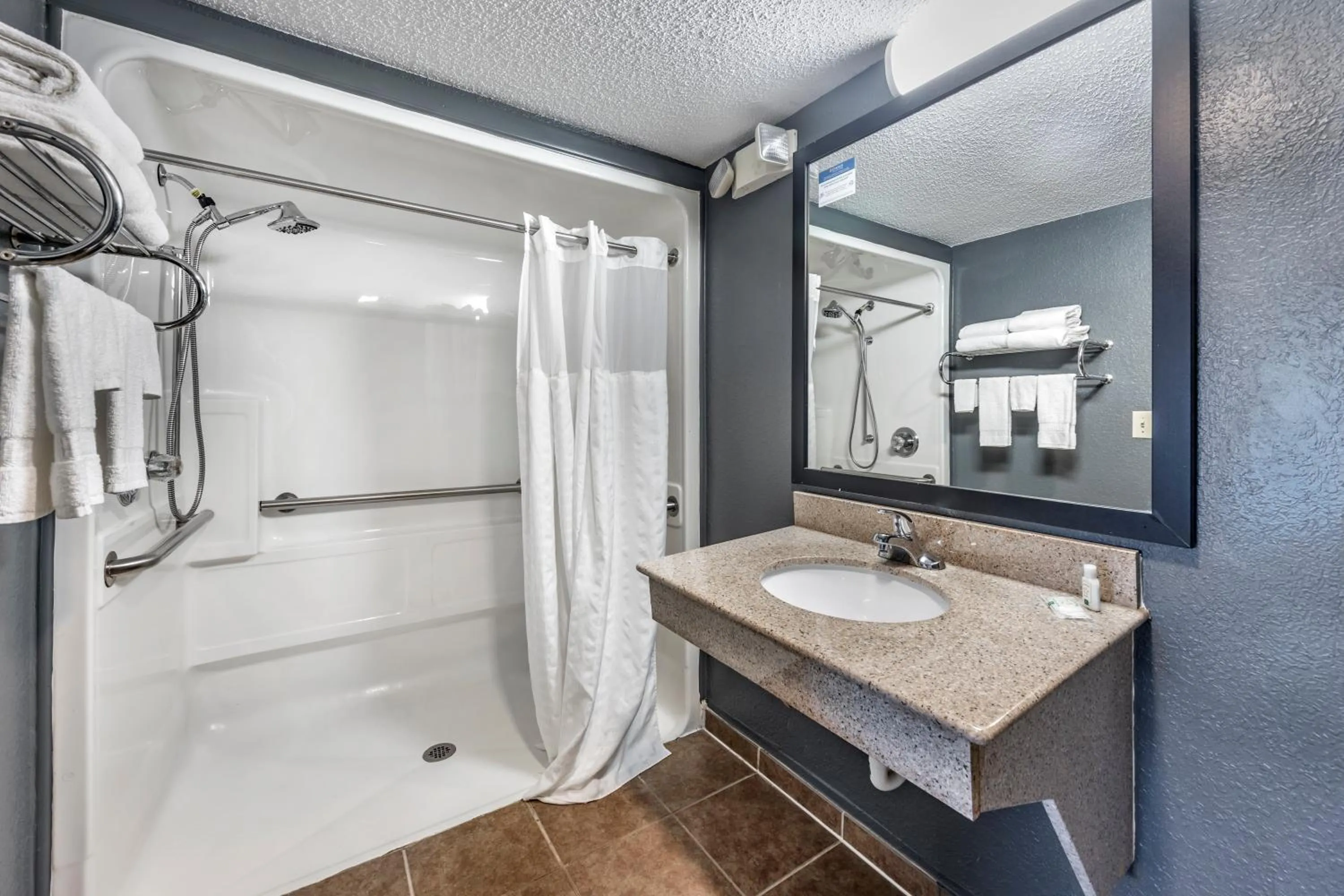 Shower in Quality Inn Glasgow