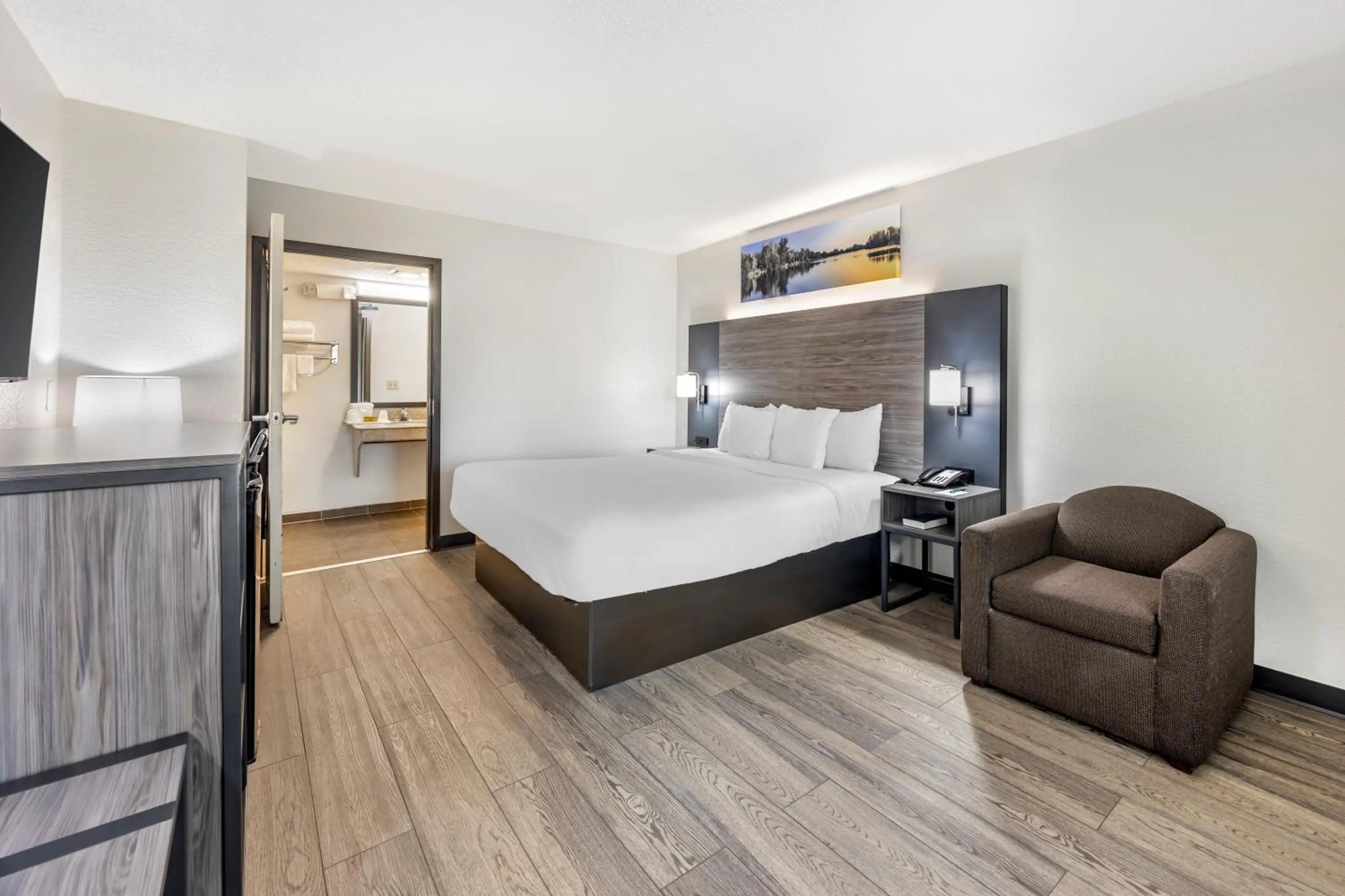 Photo of the whole room, Bed in Quality Inn Glasgow