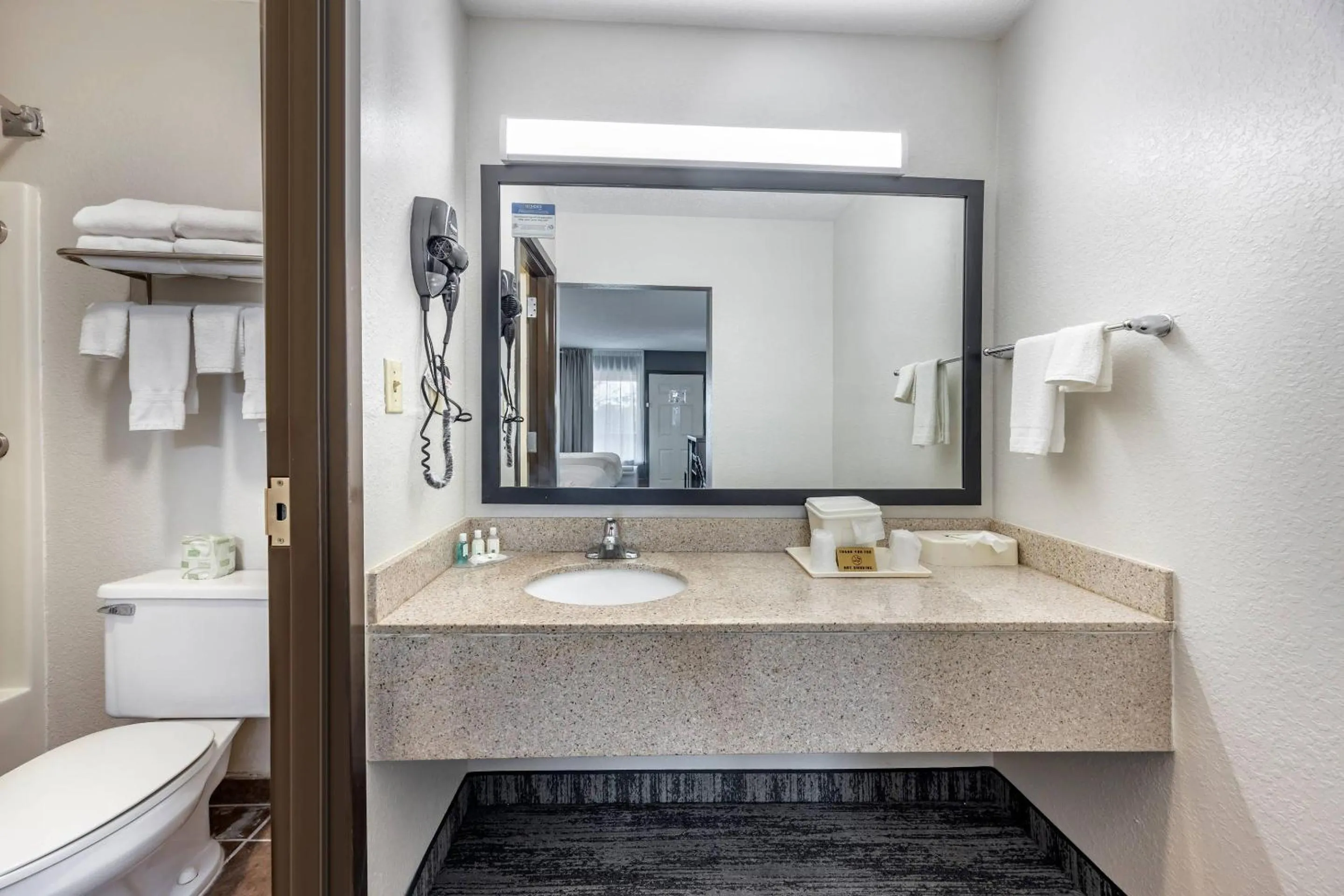 Bedroom in Quality Inn Glasgow