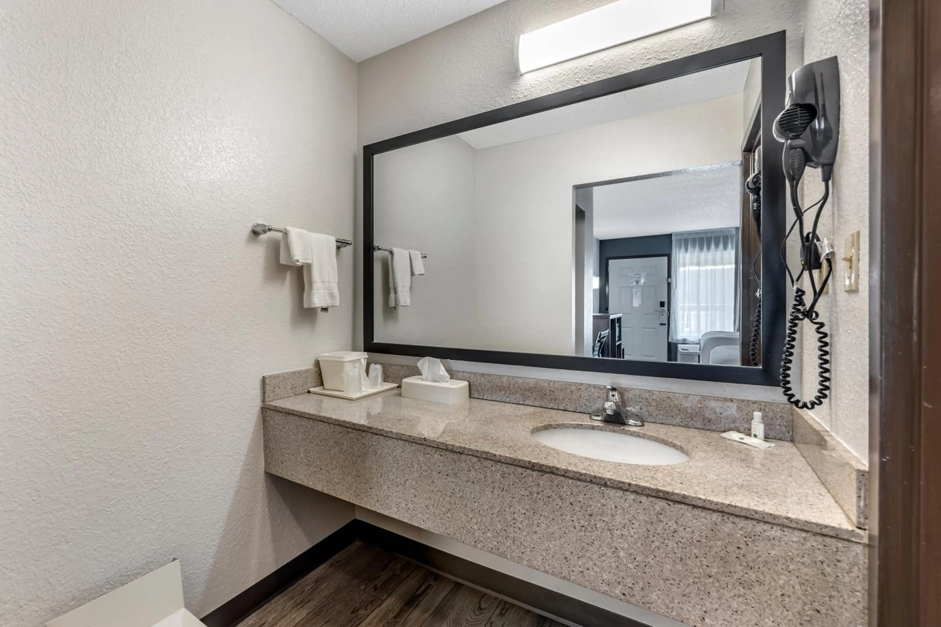 Bathroom in Quality Inn Glasgow